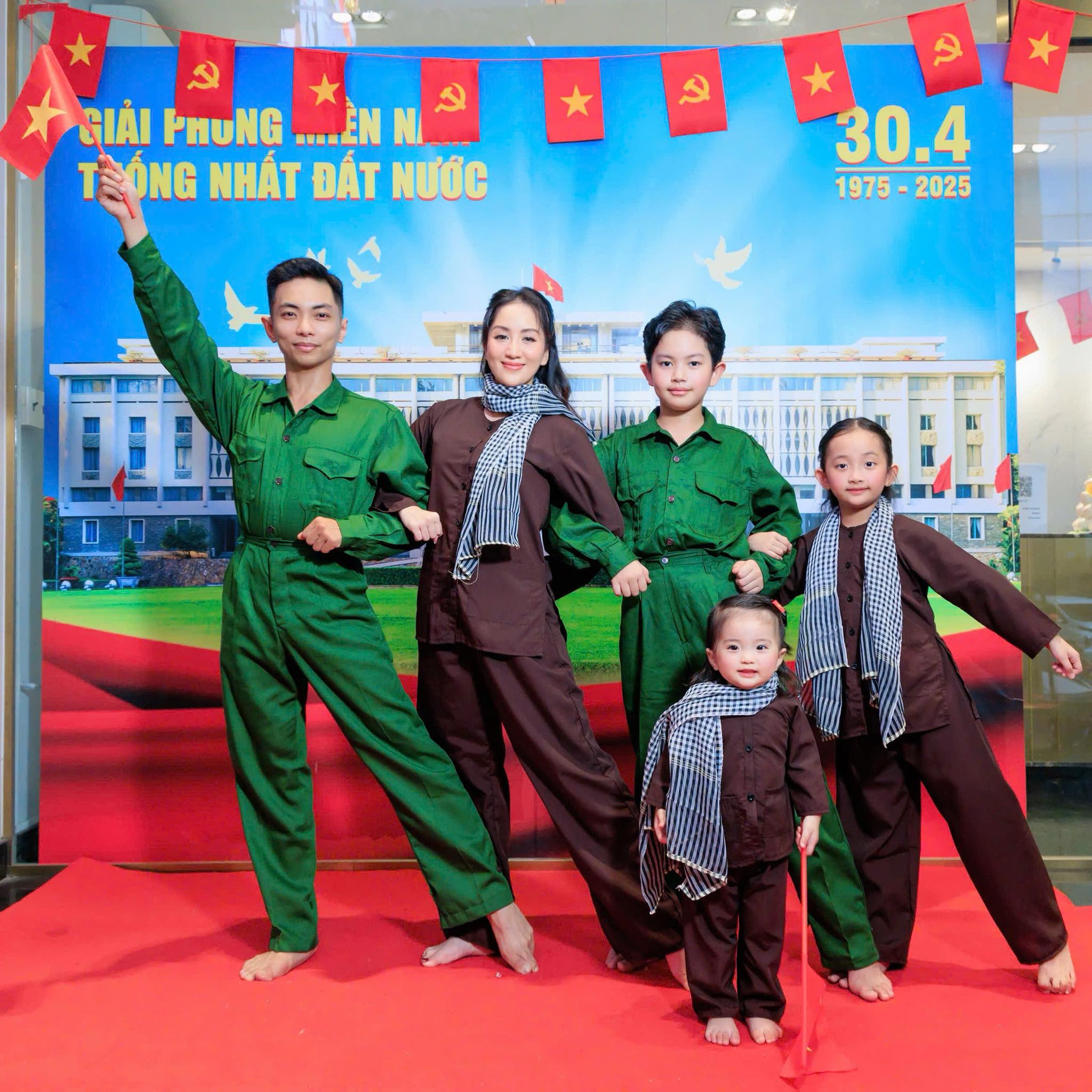 3 con nhà Khánh Thi - Phan Hiển đáng yêu trong bộ ảnh  kỷ niệm 50 năm Ngày Giải phóng Miền Nam - Ảnh 7.