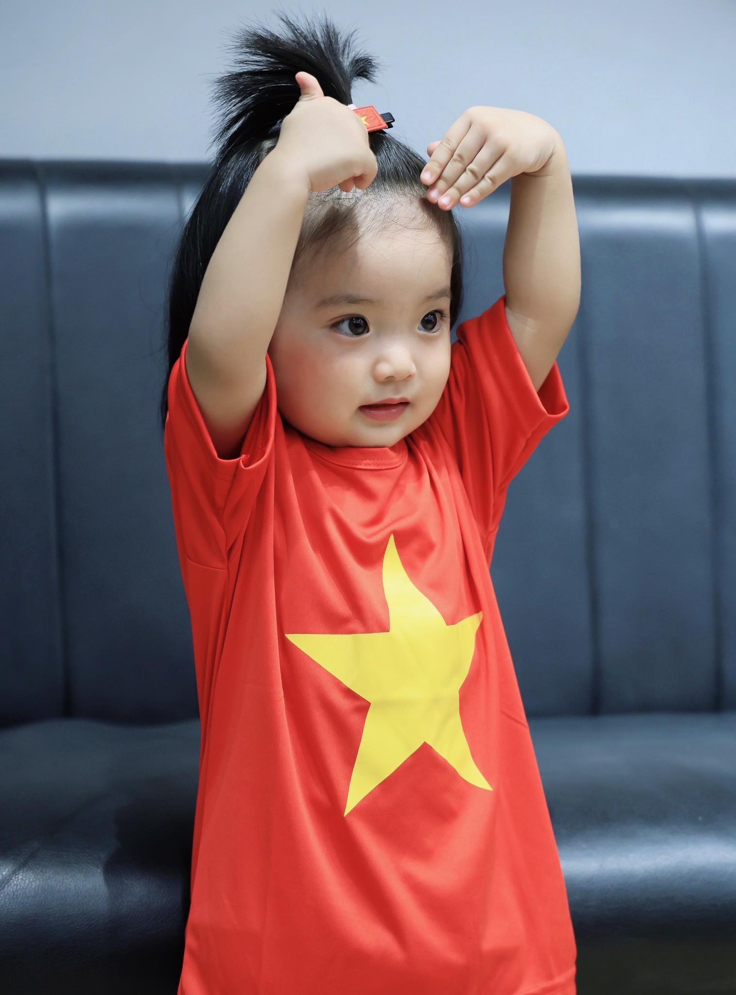 3 con nhà Khánh Thi - Phan Hiển đáng yêu trong bộ ảnh  kỷ niệm 50 năm Ngày Giải phóng Miền Nam - Ảnh 9.