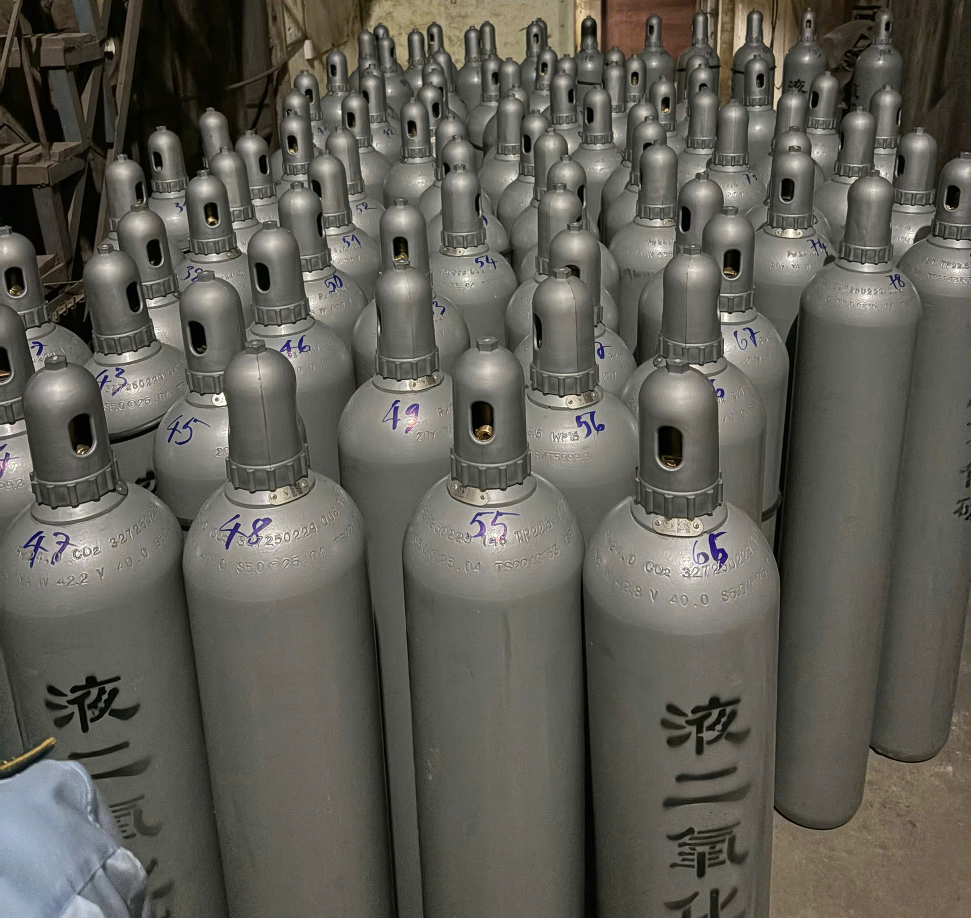 Hơn 3 tấn khí nghi là khí cười bị tạm giữ để điều tra nguồn gốc - Ảnh 2.