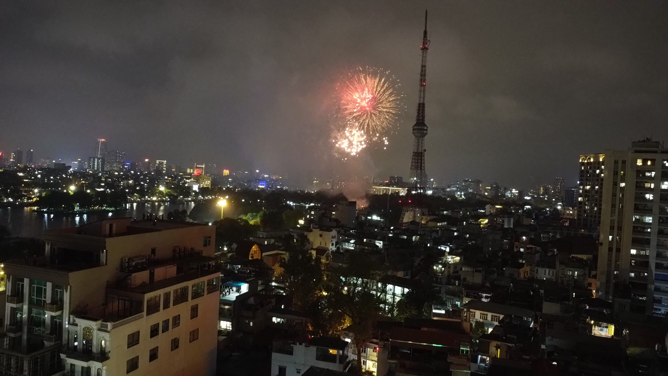 Pháo hoa rực trời Hà Nội trong chương trình 'Vang mãi khúc khải hoàn'- Ảnh 6. Pháo hoa rực trời Hà Nội trong chương trình 'Vang mãi khúc khải hoàn'- Ảnh 6.