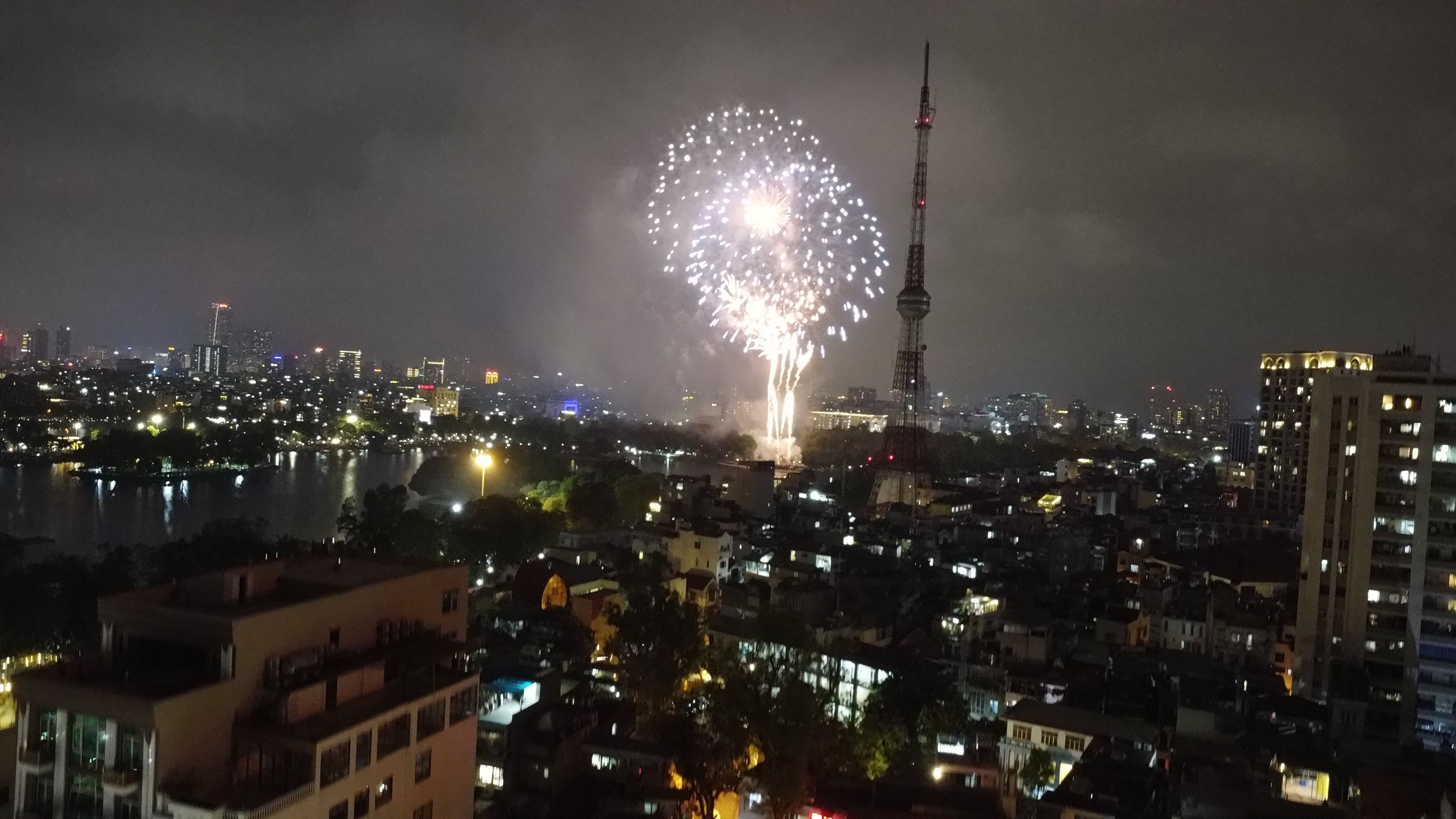 Pháo hoa rực trời Hà Nội trong chương trình 'Vang mãi khúc khải hoàn'- Ảnh 5. Pháo hoa rực trời Hà Nội trong chương trình 'Vang mãi khúc khải hoàn'- Ảnh 5.