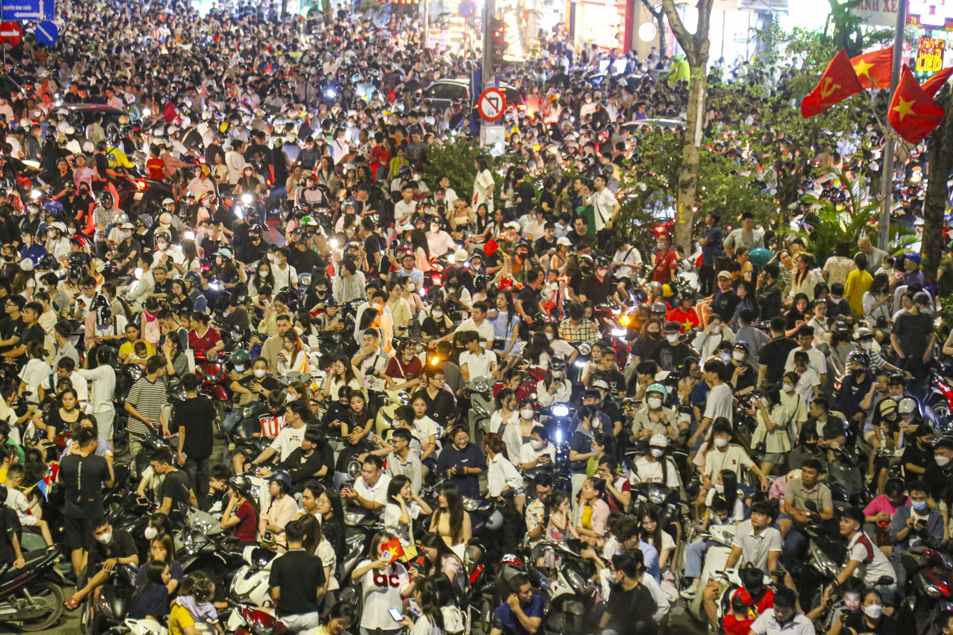 Pháo hoa rực trời Hà Nội trong chương trình 'Vang mãi khúc khải hoàn'- Ảnh 2. Pháo hoa rực trời Hà Nội trong chương trình 'Vang mãi khúc khải hoàn'- Ảnh 2.
