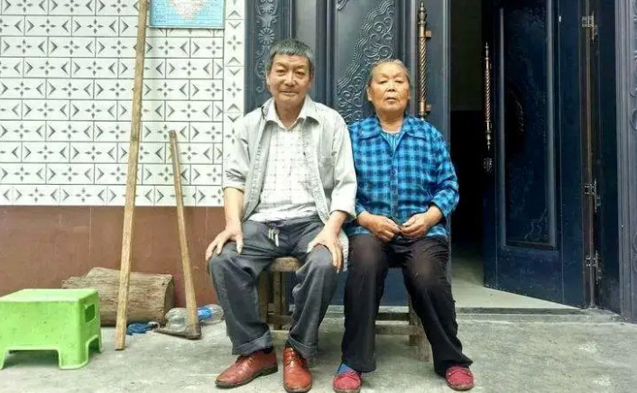 Chàng trai 20 tuổi 'cưới' góa phụ 4 con: Lý do phía sau khiến ai cũng nghẹn ngào - Ảnh 1. Chàng trai 20 tuổi 'cưới' góa phụ 4 con: Lý do phía sau khiến ai cũng nghẹn ngào - Ảnh 1.