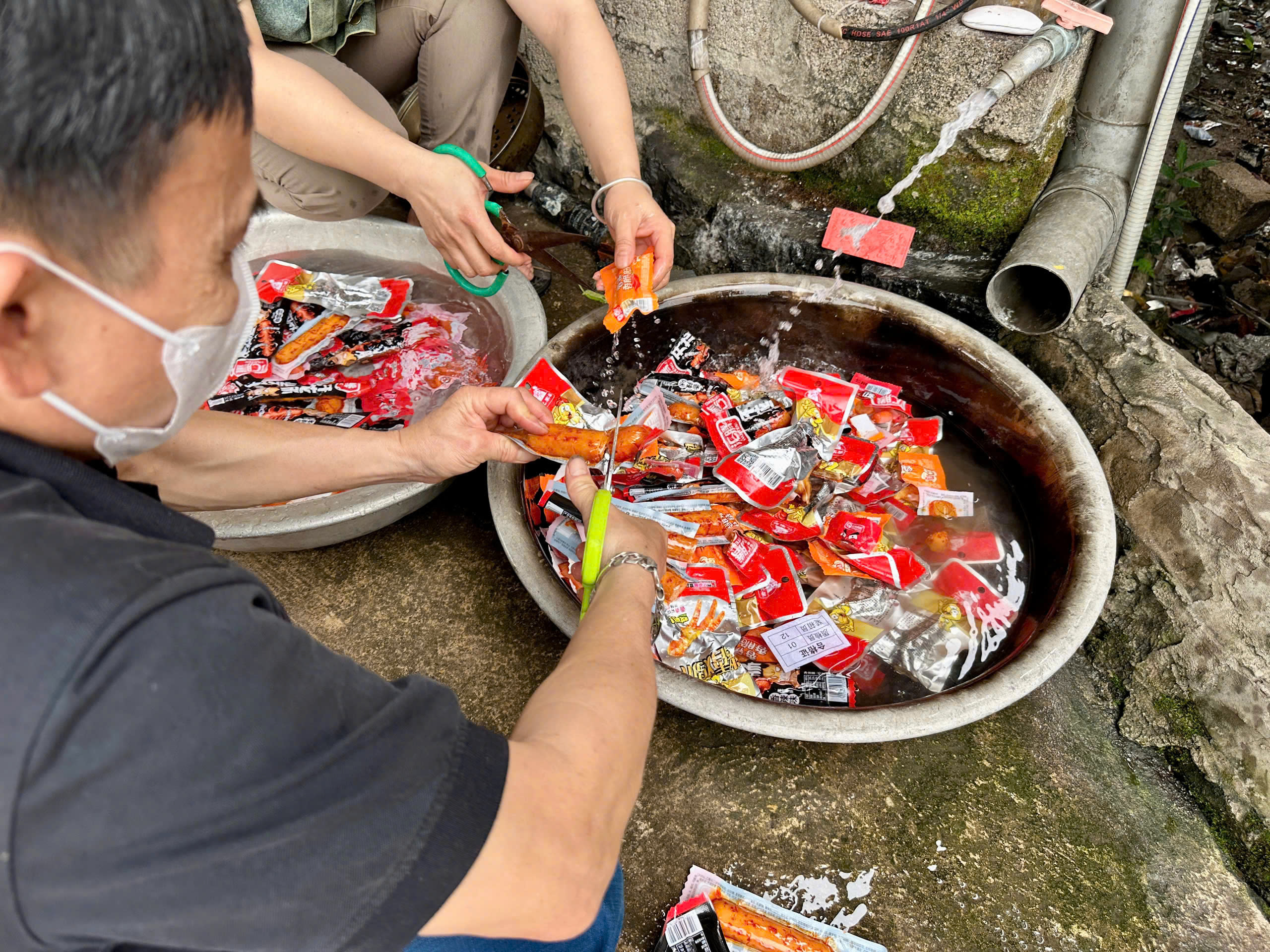 Tiểu thương công khai bày bán hàng tấn thực phẩm bẩn 'Made in China' nhiều 'không' - Ảnh 2.