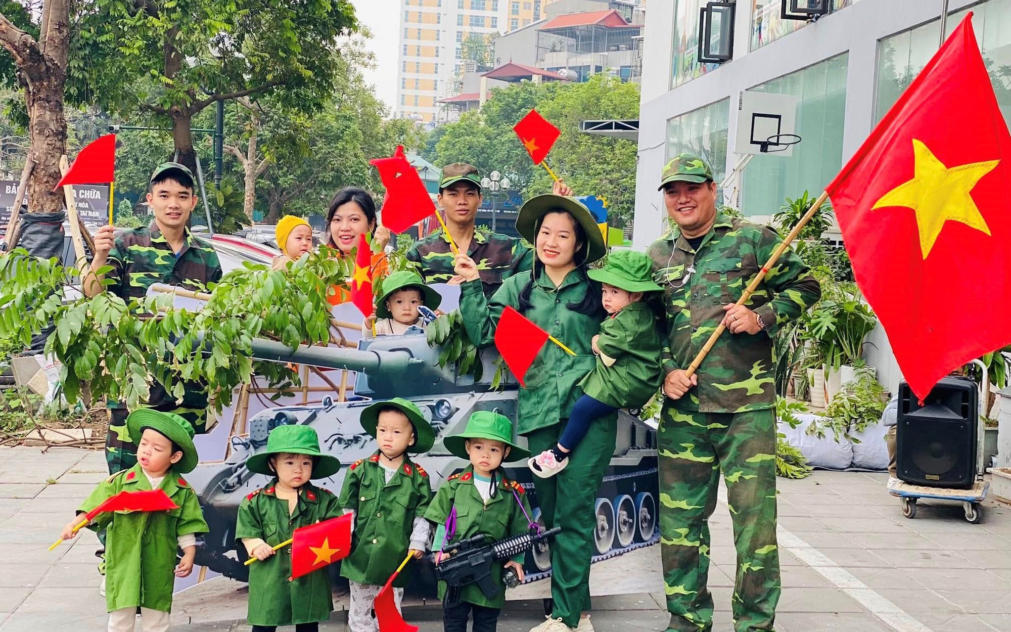 Mầm non VSK Thăng Long ươm mầm tình yêu nước từ những trải nghiệm đầu đời