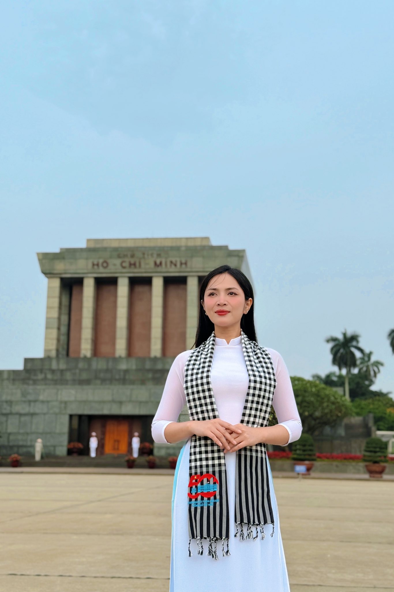 Bất ngờ chân dung nữ ca sĩ quê Đắk Lắk có ca khúc đạt 2 tỷ lượt xem dịp Đại lễ 30/4- Ảnh 3.