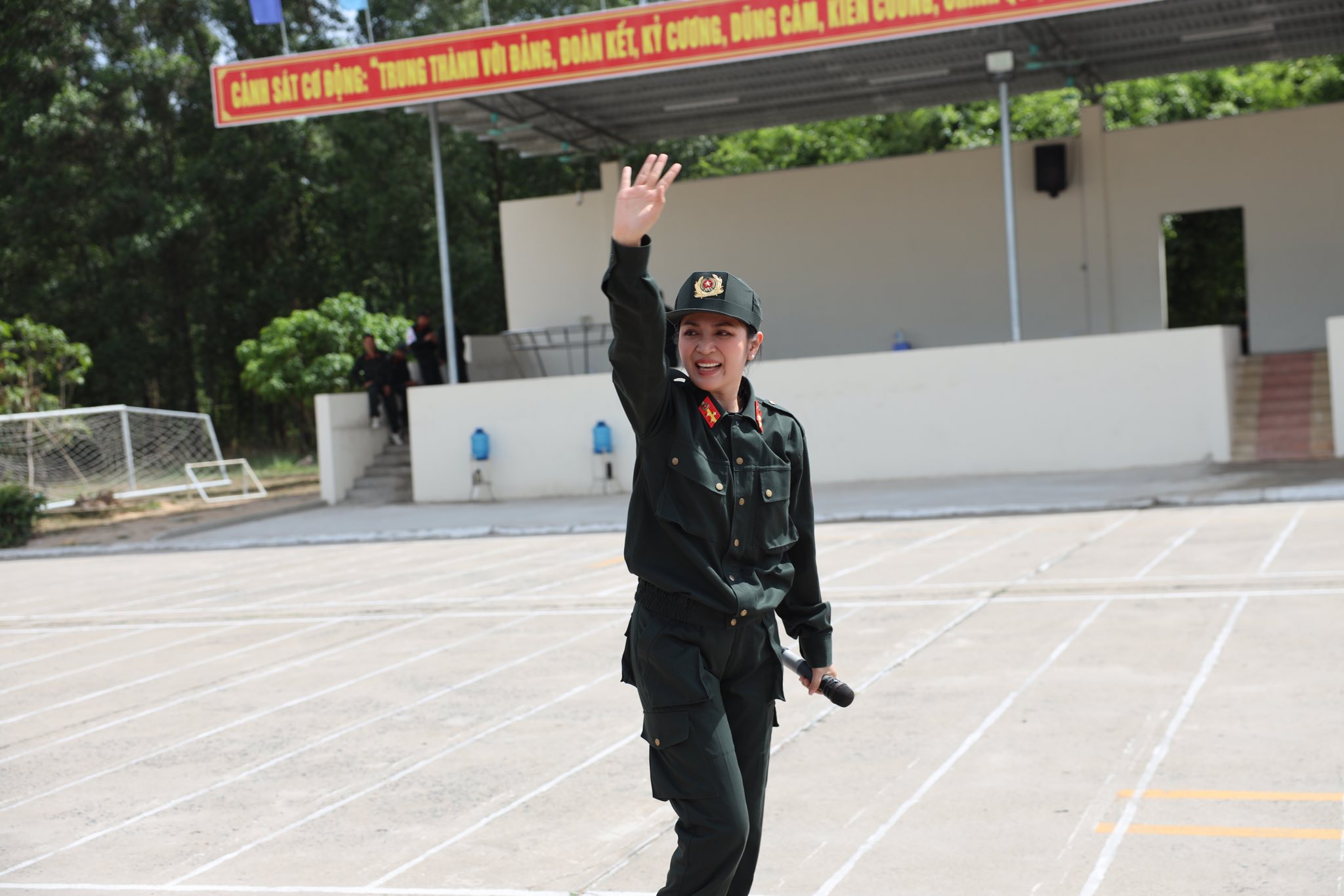 Bất ngờ chân dung nữ ca sĩ quê Đắk Lắk có ca khúc đạt 2 tỷ lượt xem dịp Đại lễ 30/4- Ảnh 6.