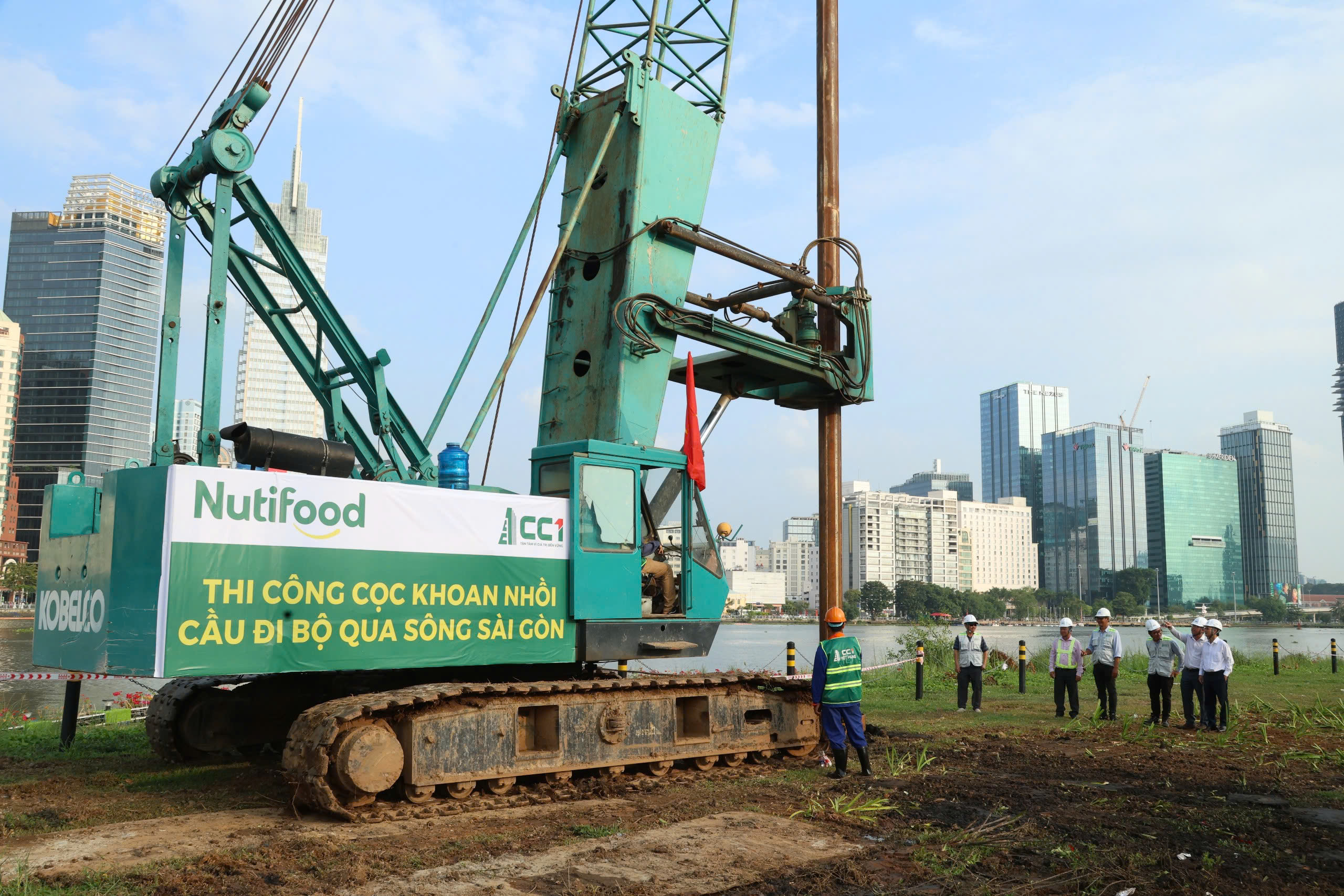 Dự án cầu đi bộ qua sông Sài Gòn chính thức thực hiện mũi khoan cọc đầu tiên- Ảnh 1. Dự án cầu đi bộ qua sông Sài Gòn chính thức thực hiện mũi khoan cọc đầu tiên- Ảnh 1.