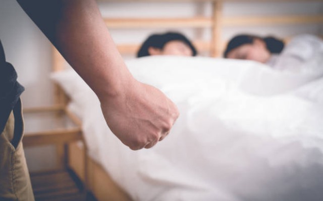 Bị chồng bắt quả tang ngoại t&igrave;nh trong nh&agrave; nghỉ với đồng nghiệp 5 tiếng, vợ tuy&ecirc;n bố một c&acirc;u g&acirc;y cho&aacute;ng