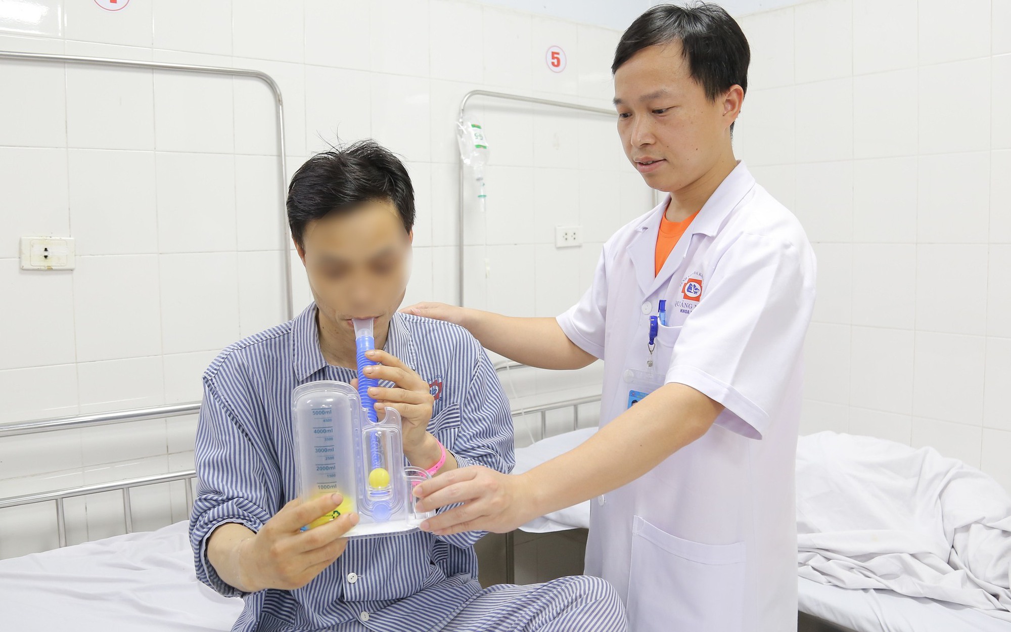 Người đàn ông 41 tuổi bị tràn máu khí màng phổi chỉ sau 1 cơn ho, thừa nhận 1 sai lầm nhiều người Việt mắc phải
