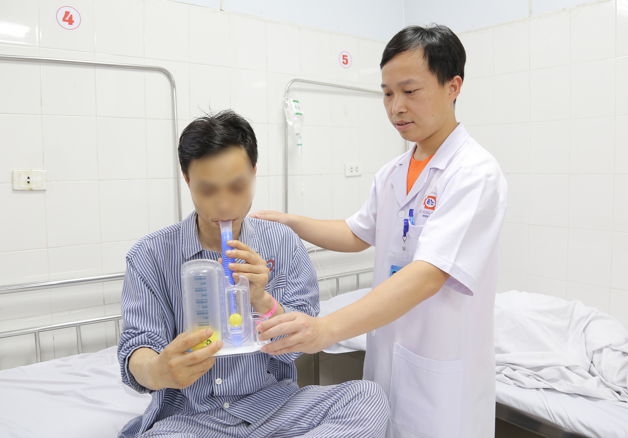 Người đàn ông 41 tuổi bị tràn máu khí màng phổi chỉ sau 1 cơn ho, thừa nhận 1 sai lầm nhiều người Việt mắc phải - Ảnh 2.