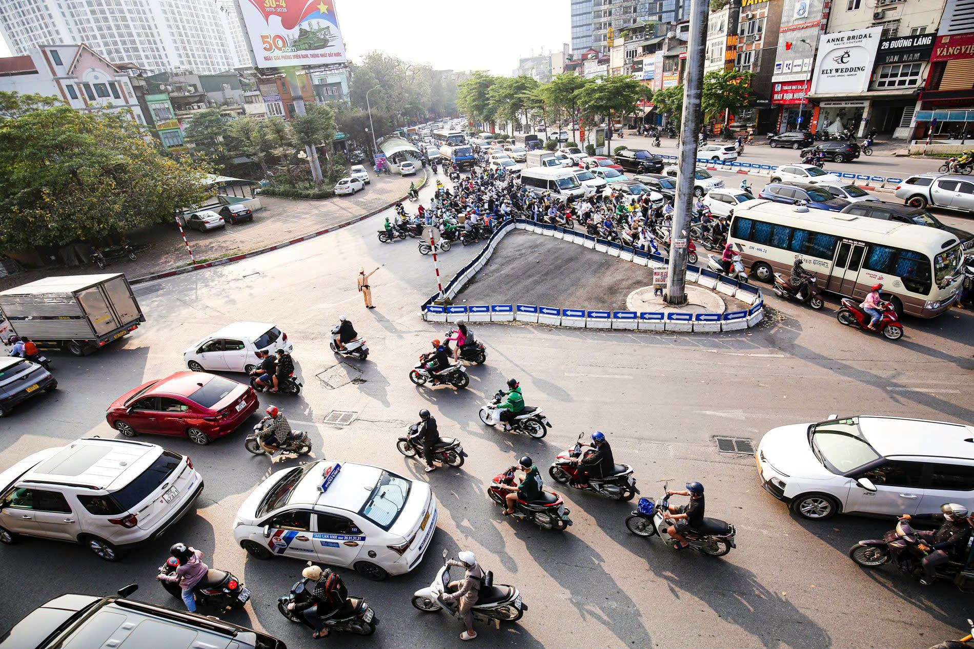 Người dân ùn ùn 'rời' Hà Nội dịp nghỉ lễ- Ảnh 13. Người dân ùn ùn 'rời' Hà Nội dịp nghỉ lễ- Ảnh 13.