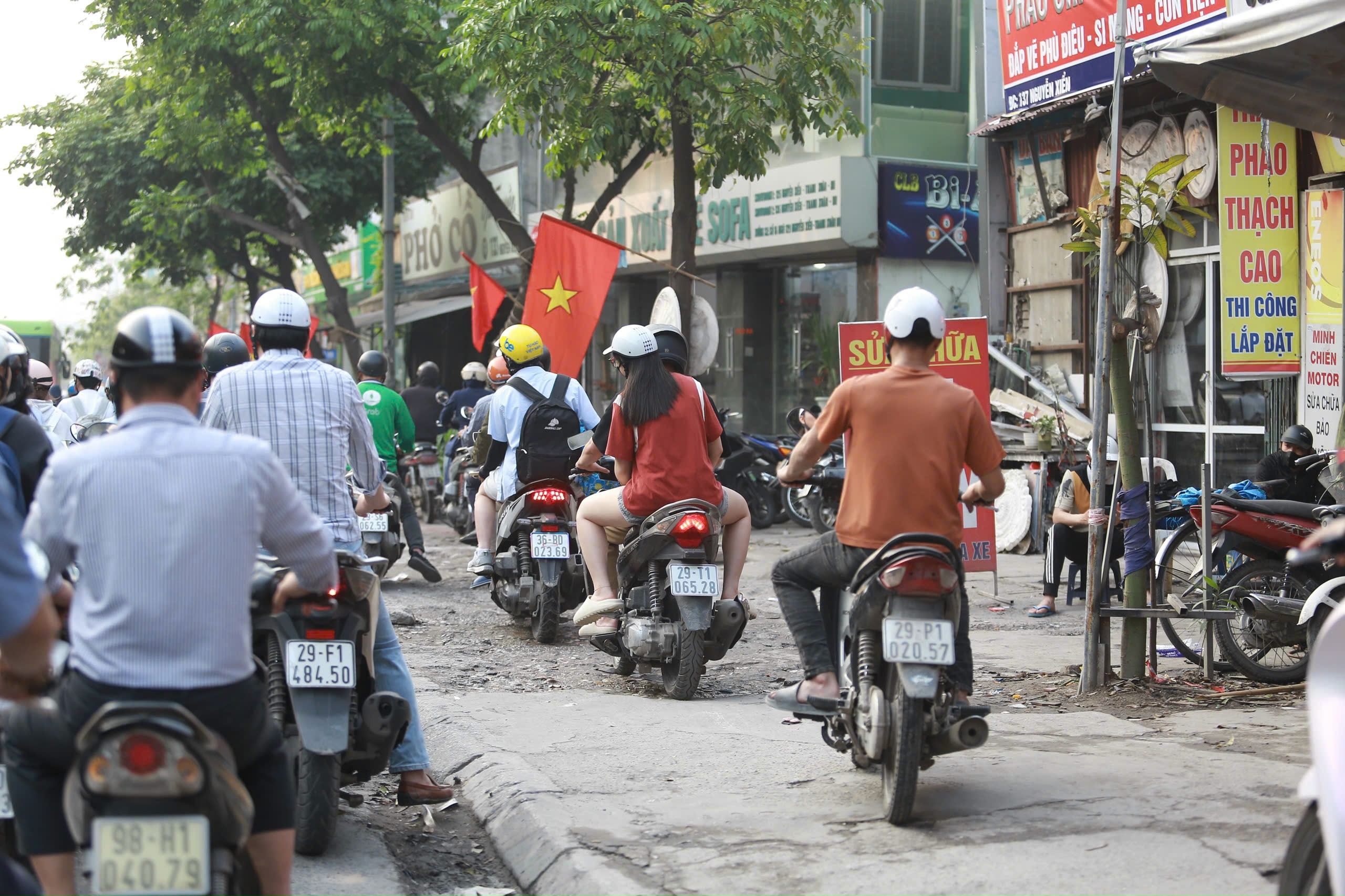 Người dân ùn ùn 'rời' Hà Nội dịp nghỉ lễ- Ảnh 5. Người dân ùn ùn 'rời' Hà Nội dịp nghỉ lễ- Ảnh 5.