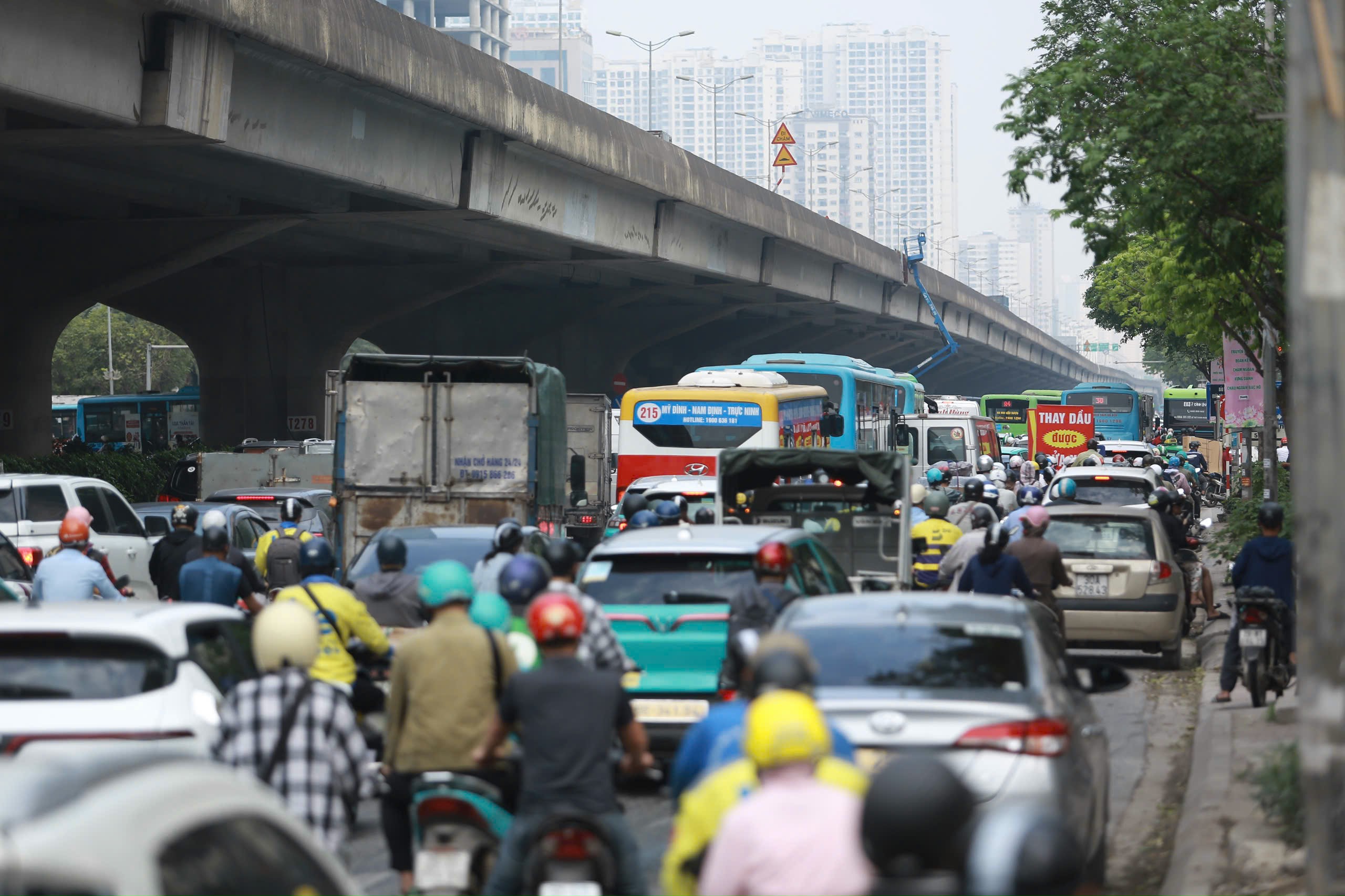 Người dân ùn ùn 'rời' Hà Nội dịp nghỉ lễ- Ảnh 1. Người dân ùn ùn 'rời' Hà Nội dịp nghỉ lễ- Ảnh 1.