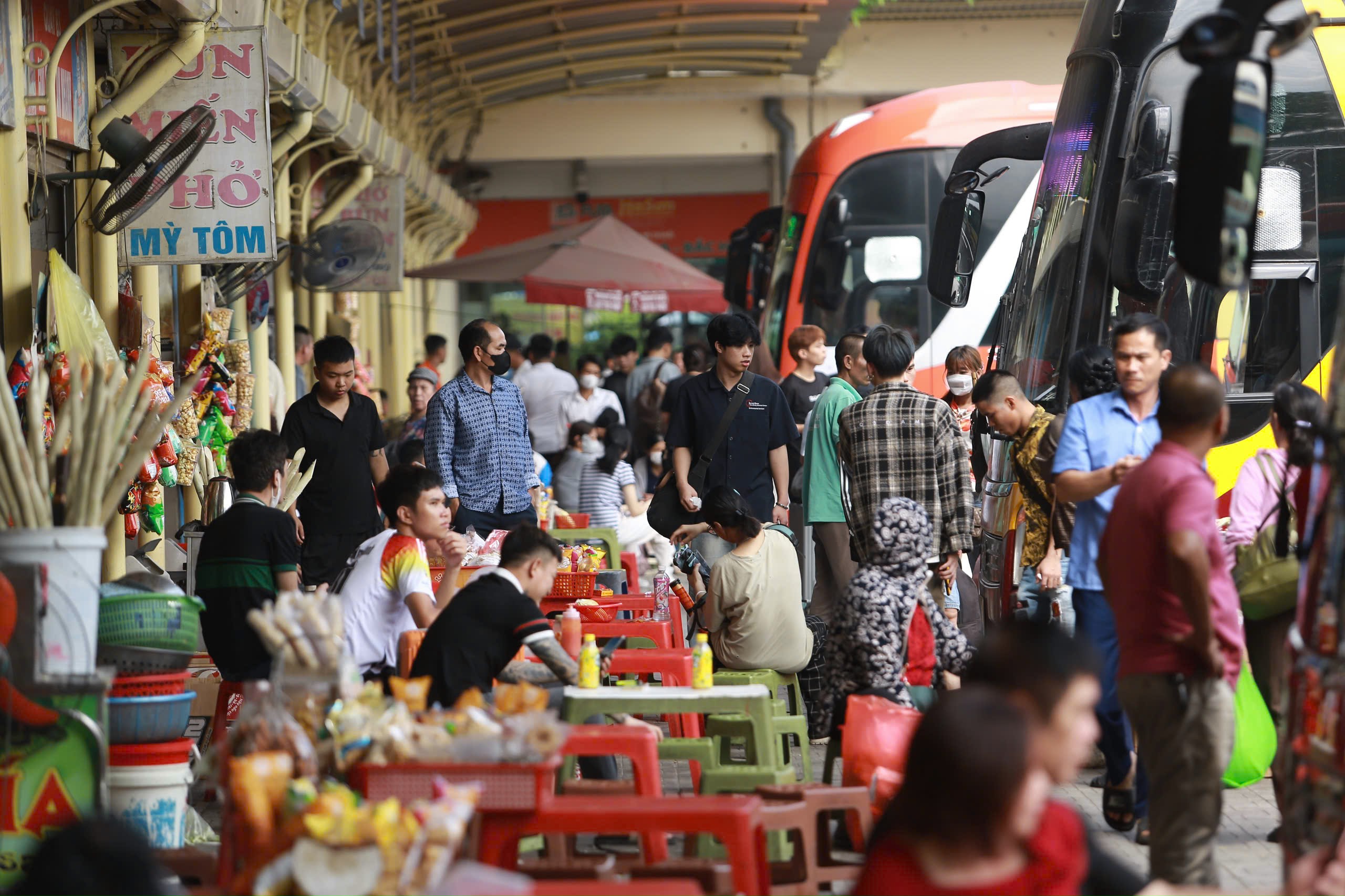 Người dân ùn ùn 'rời' Hà Nội dịp nghỉ lễ- Ảnh 11. Người dân ùn ùn 'rời' Hà Nội dịp nghỉ lễ- Ảnh 11.