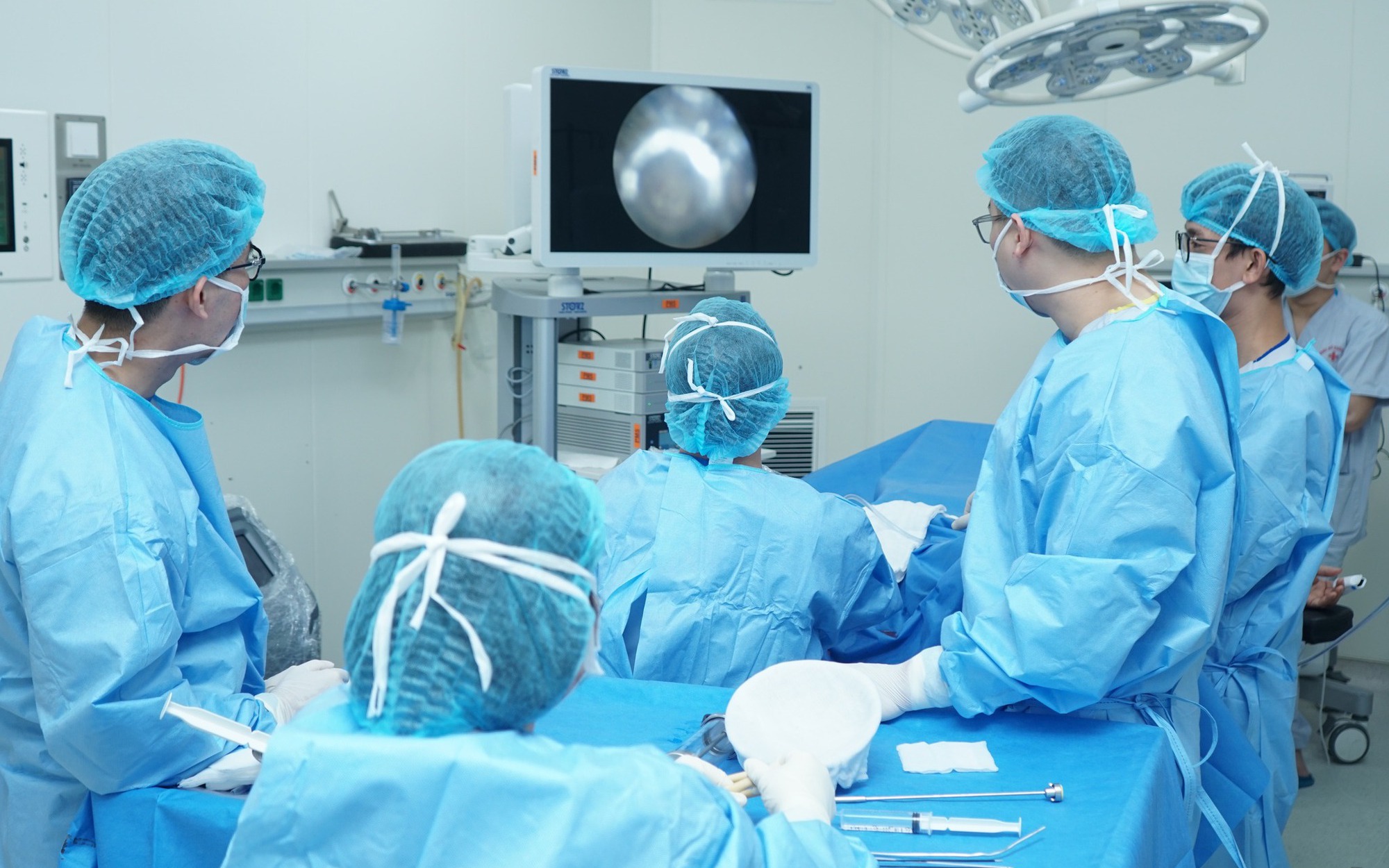 Mất ngủ, tiểu đ&ecirc;m, người đ&agrave;n &ocirc;ng đi kh&aacute;m ph&aacute;t hiện tuyến tiền liệt nặng 258 gam - Ảnh 2.