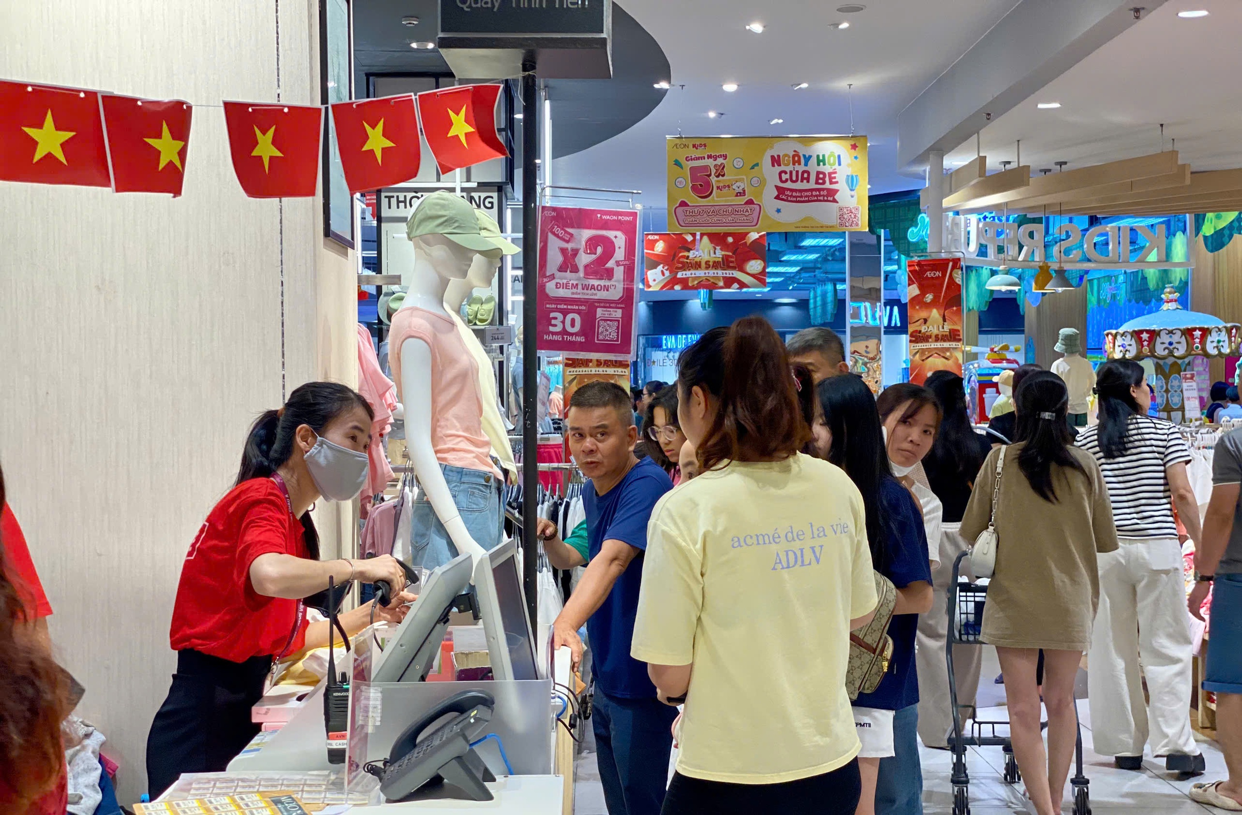Trung tâm thương mại, khu vui chơi giải trí chật kín người dịp nghỉ lễ 30/4 – 1/5- Ảnh 13.