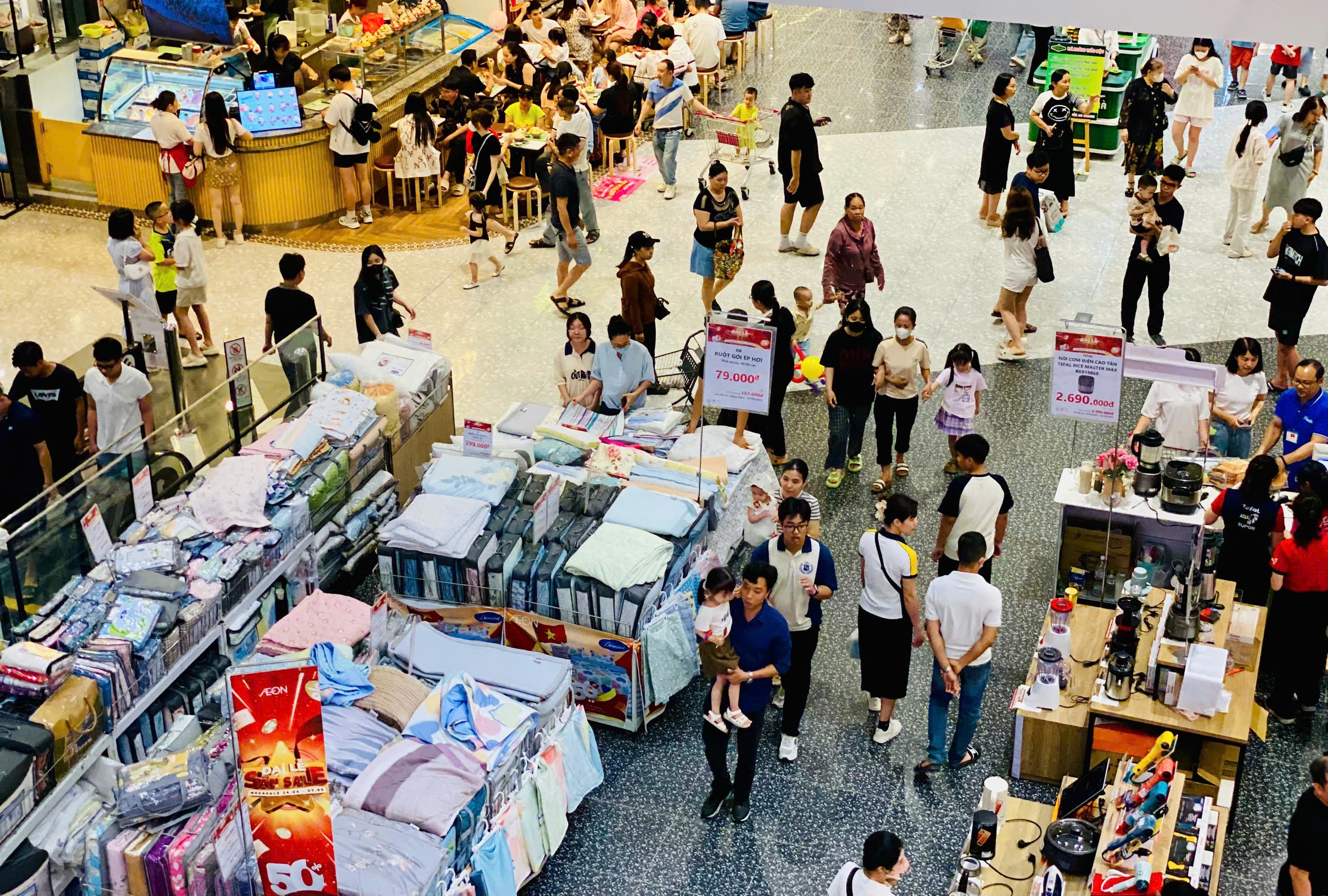 Trung tâm thương mại, khu vui chơi giải trí chật kín người dịp nghỉ lễ 30/4 – 1/5- Ảnh 2.