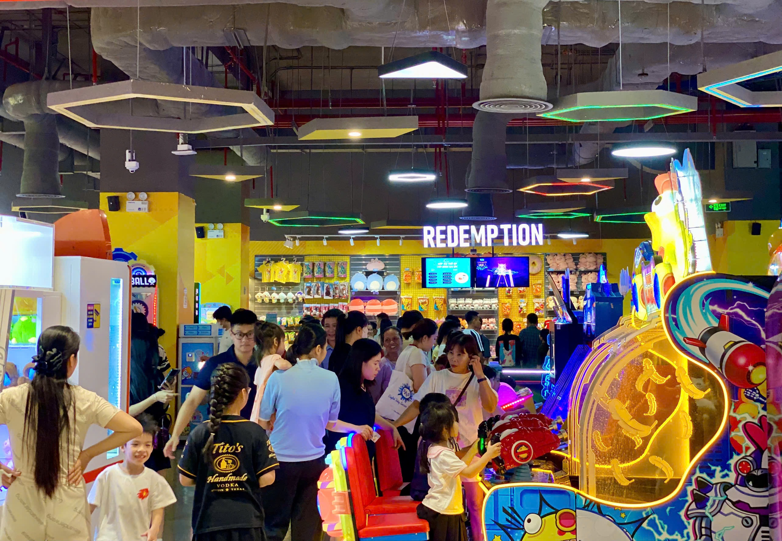 Trung tâm thương mại, khu vui chơi giải trí chật kín người dịp nghỉ lễ 30/4 – 1/5- Ảnh 24.
