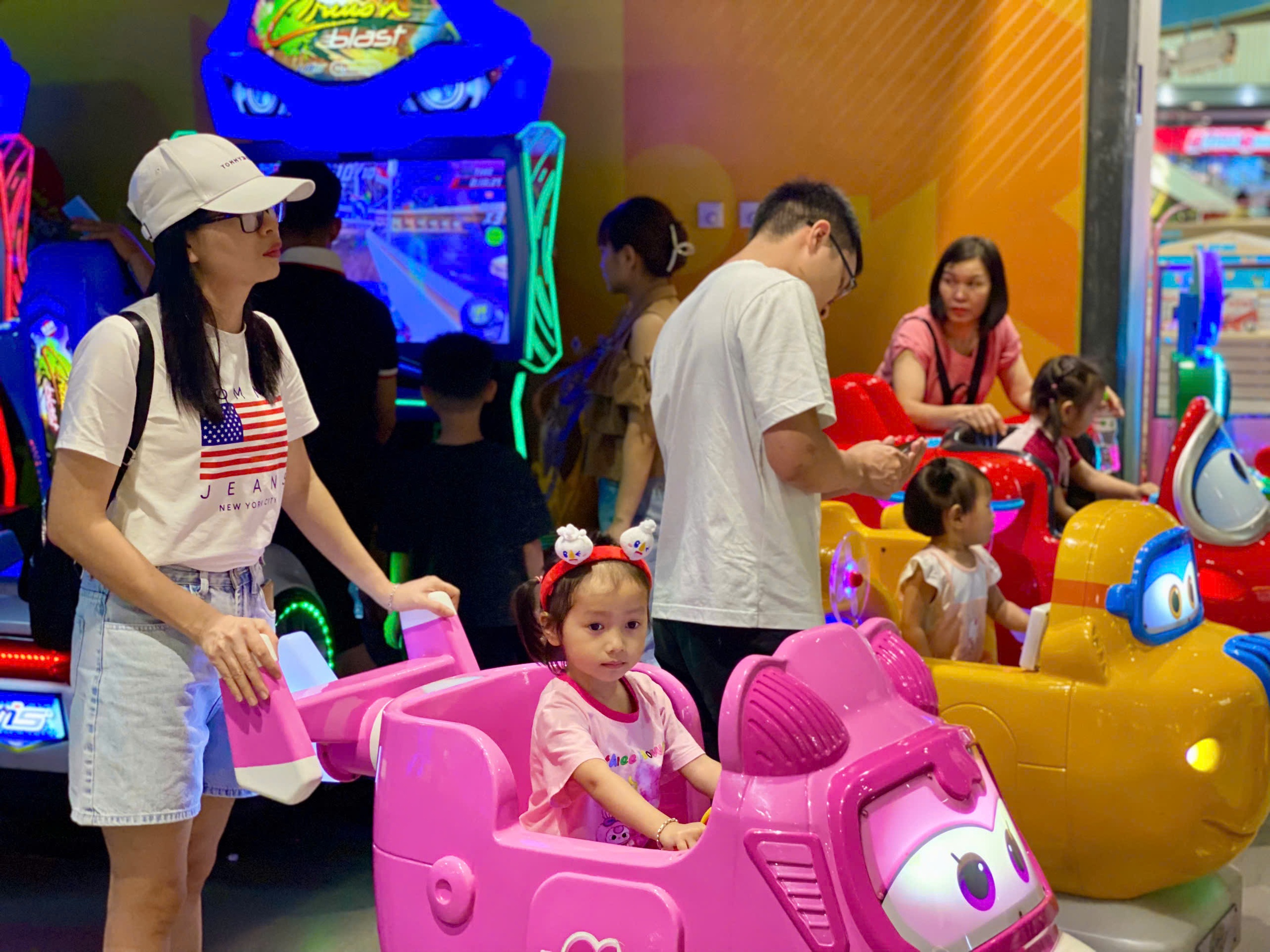 Trung tâm thương mại, khu vui chơi giải trí chật kín người dịp nghỉ lễ 30/4 – 1/5- Ảnh 26.