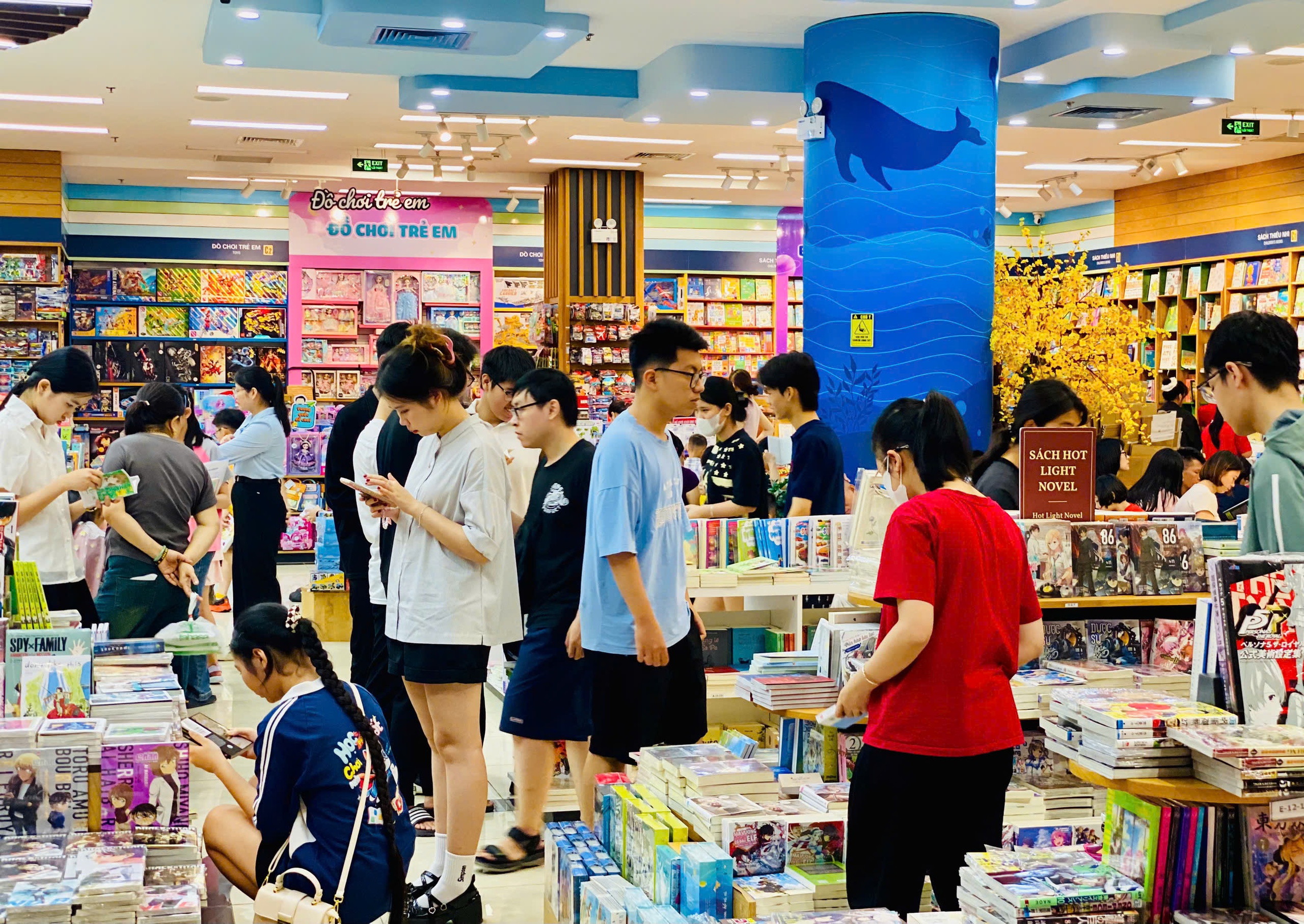 Trung tâm thương mại, khu vui chơi giải trí chật kín người dịp nghỉ lễ 30/4 – 1/5- Ảnh 18.