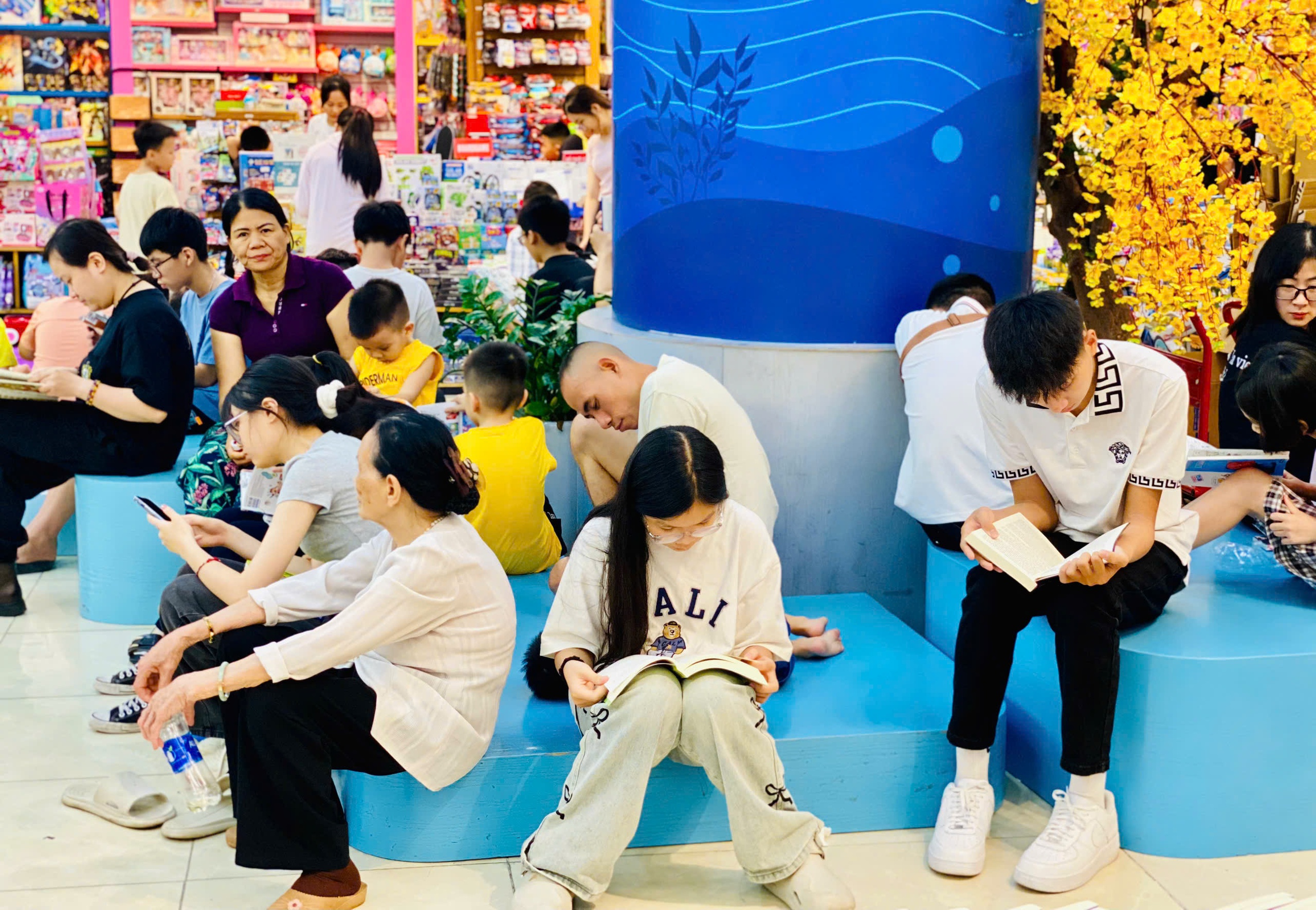 Trung tâm thương mại, khu vui chơi giải trí chật kín người dịp nghỉ lễ 30/4 – 1/5- Ảnh 20.