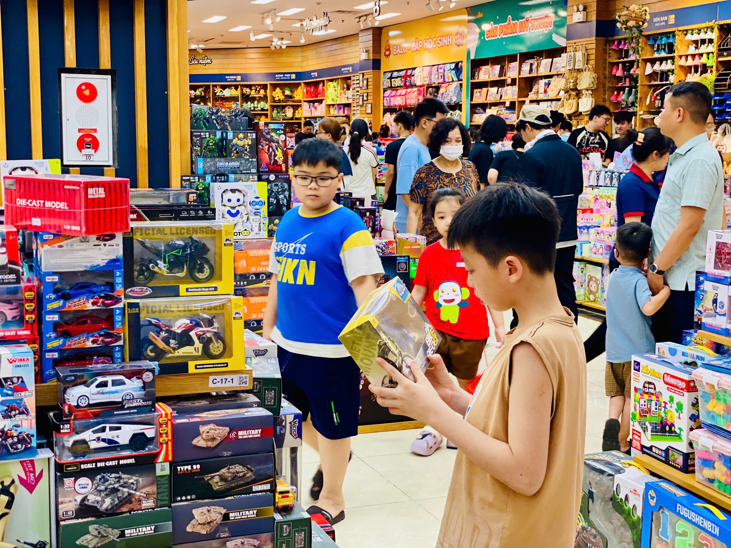 Trung tâm thương mại, khu vui chơi giải trí chật kín người dịp nghỉ lễ 30/4 – 1/5- Ảnh 21.