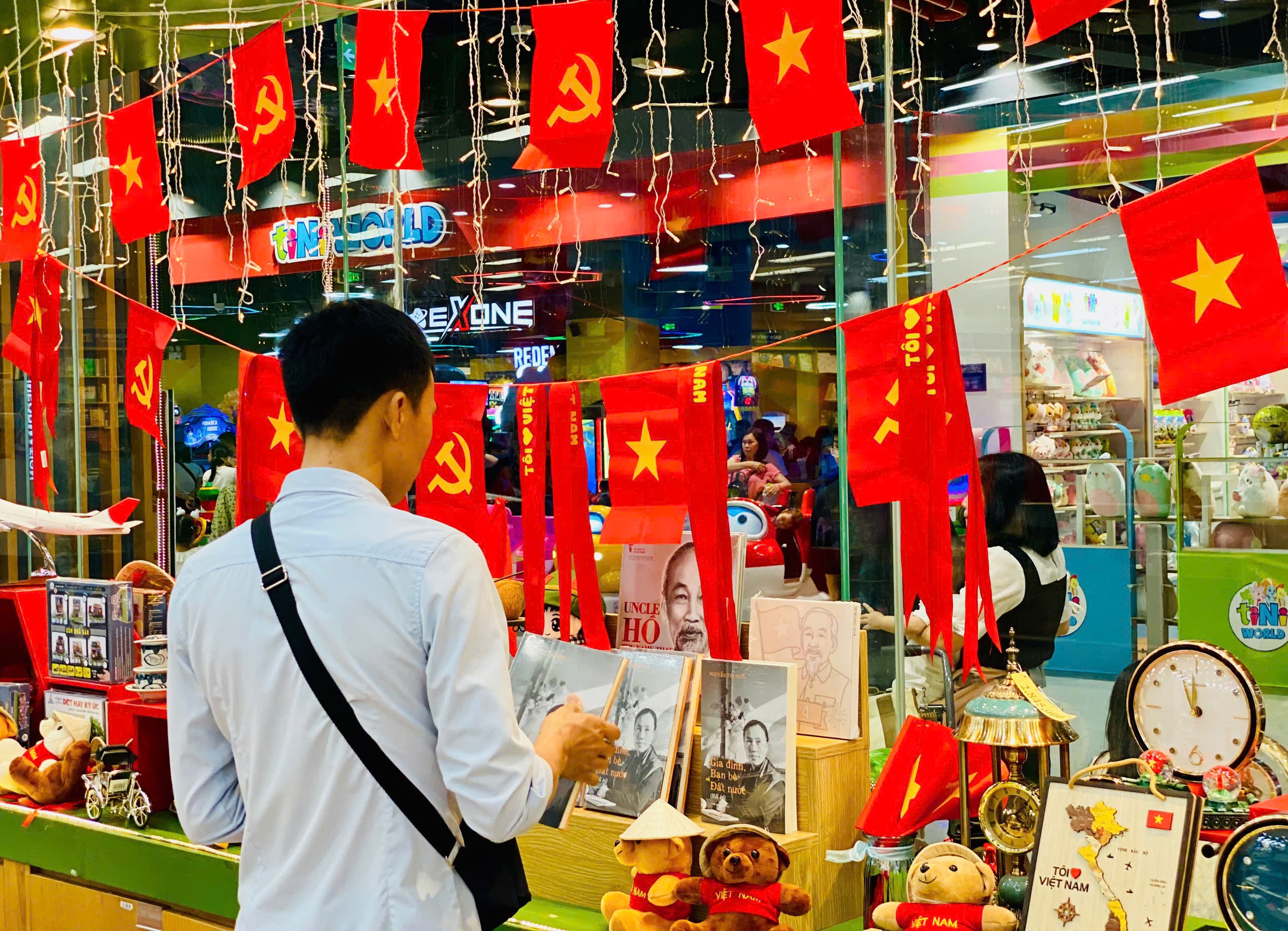 Trung tâm thương mại, khu vui chơi giải trí chật kín người dịp nghỉ lễ 30/4 – 1/5- Ảnh 19.
