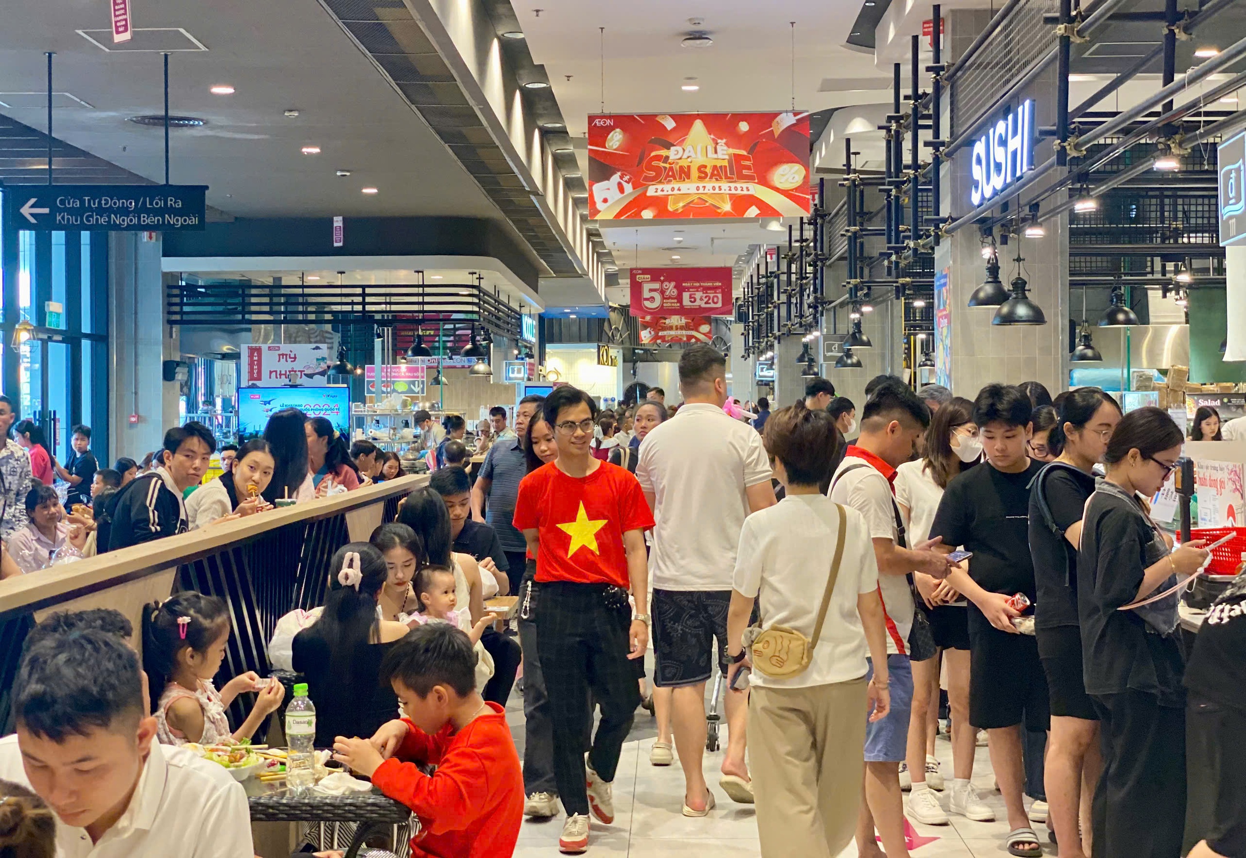 Trung tâm thương mại, khu vui chơi giải trí chật kín người dịp nghỉ lễ 30/4 – 1/5- Ảnh 1.