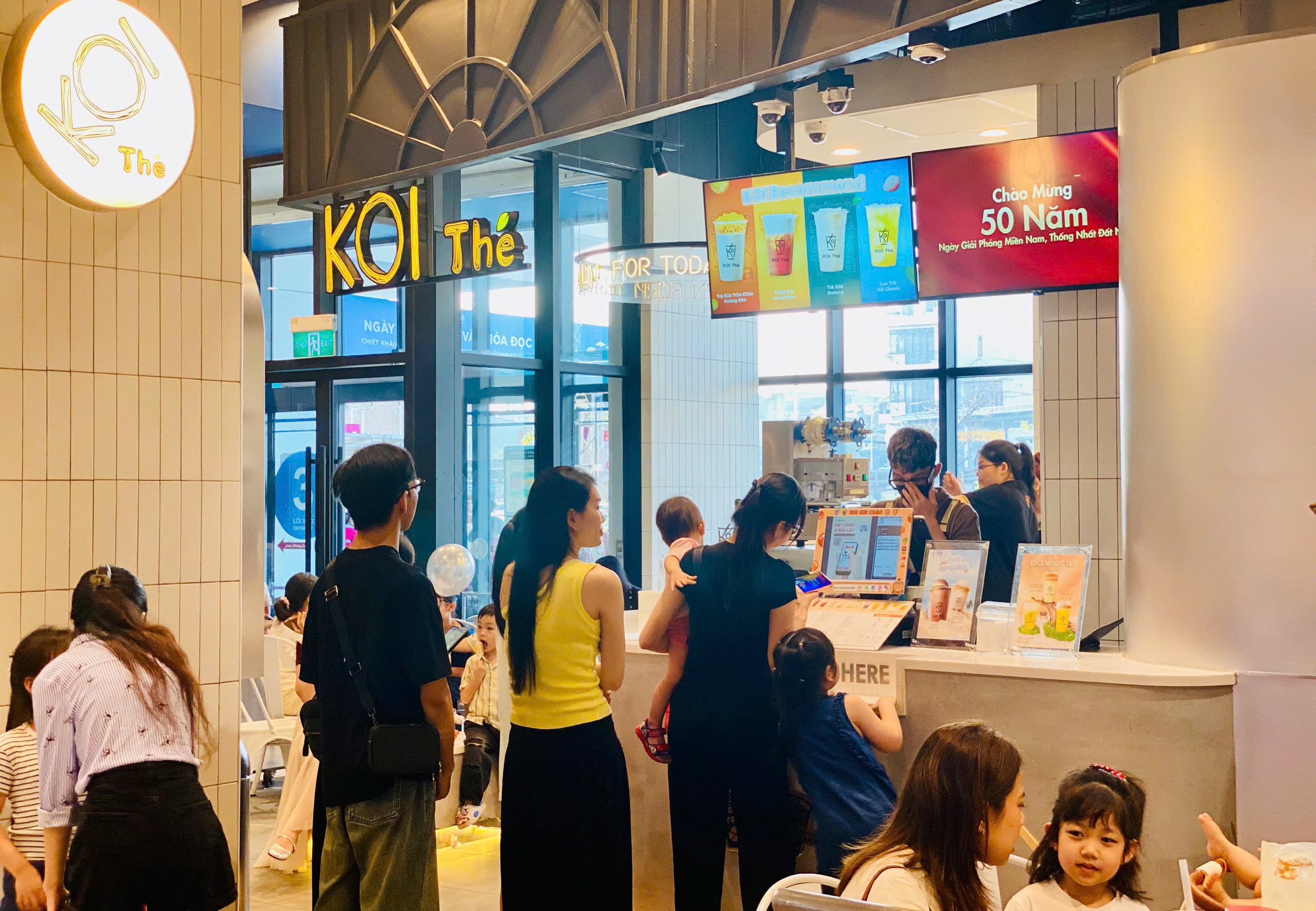Trung tâm thương mại, khu vui chơi giải trí chật kín người dịp nghỉ lễ 30/4 – 1/5- Ảnh 29.