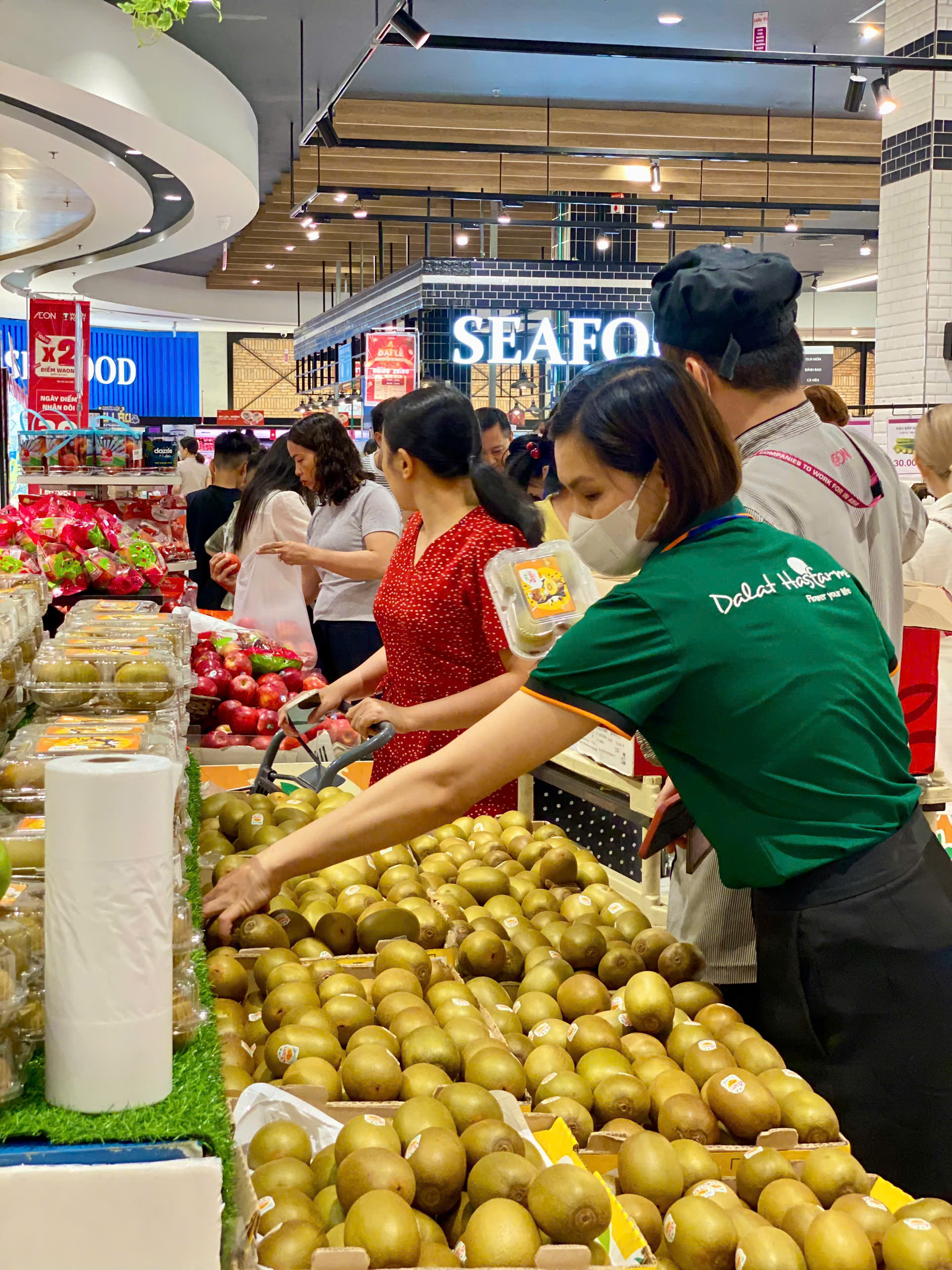 Trung tâm thương mại, khu vui chơi giải trí chật kín người dịp nghỉ lễ 30/4 – 1/5- Ảnh 15.