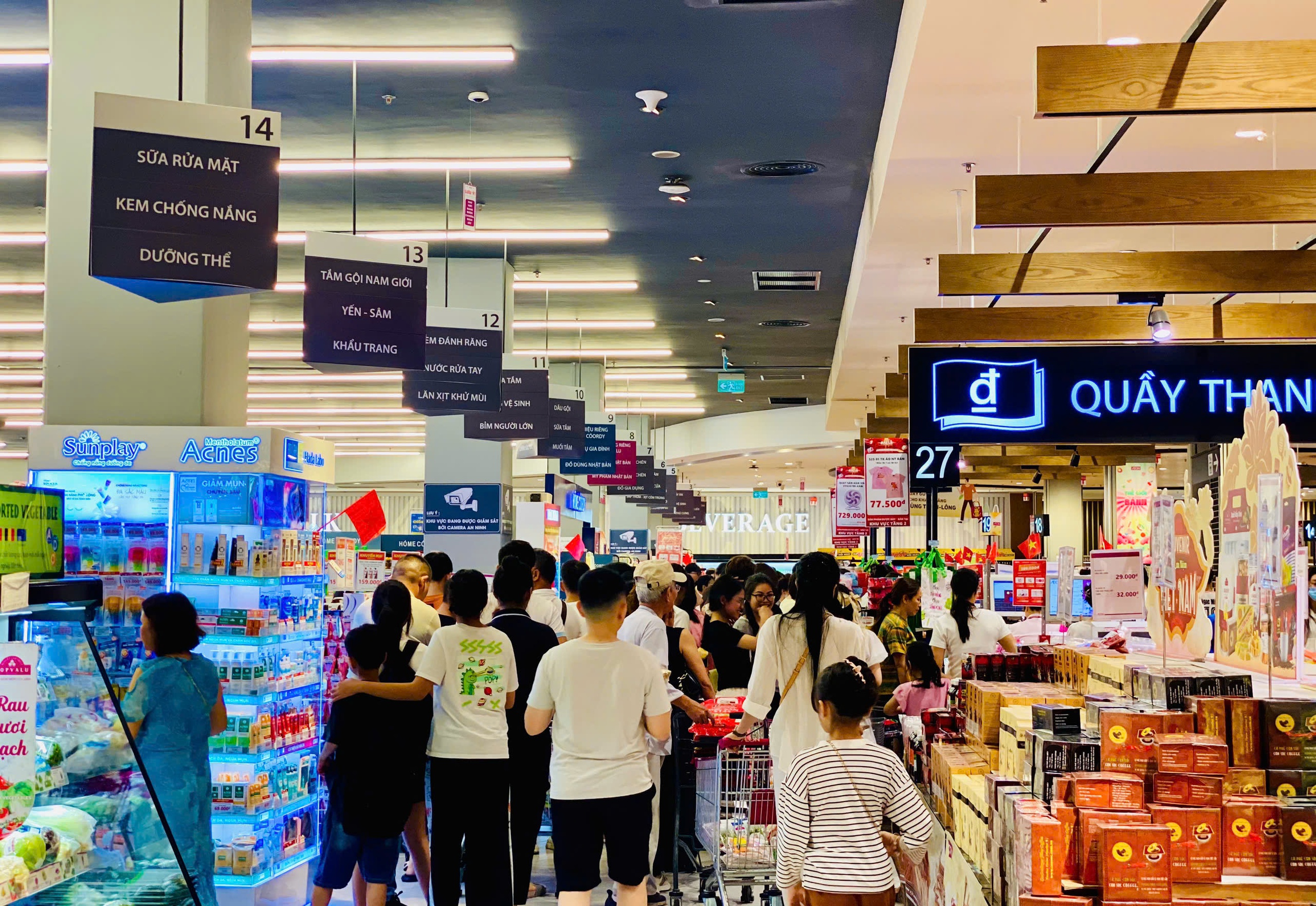 Trung tâm thương mại, khu vui chơi giải trí chật kín người dịp nghỉ lễ 30/4 – 1/5- Ảnh 10.