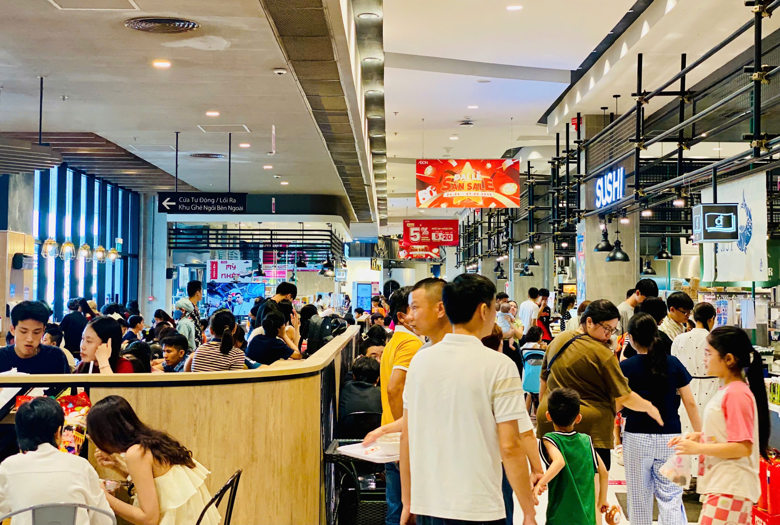 Trung tâm thương mại, khu vui chơi giải trí chật kín người dịp nghỉ lễ 30/4 – 1/5- Ảnh 8.