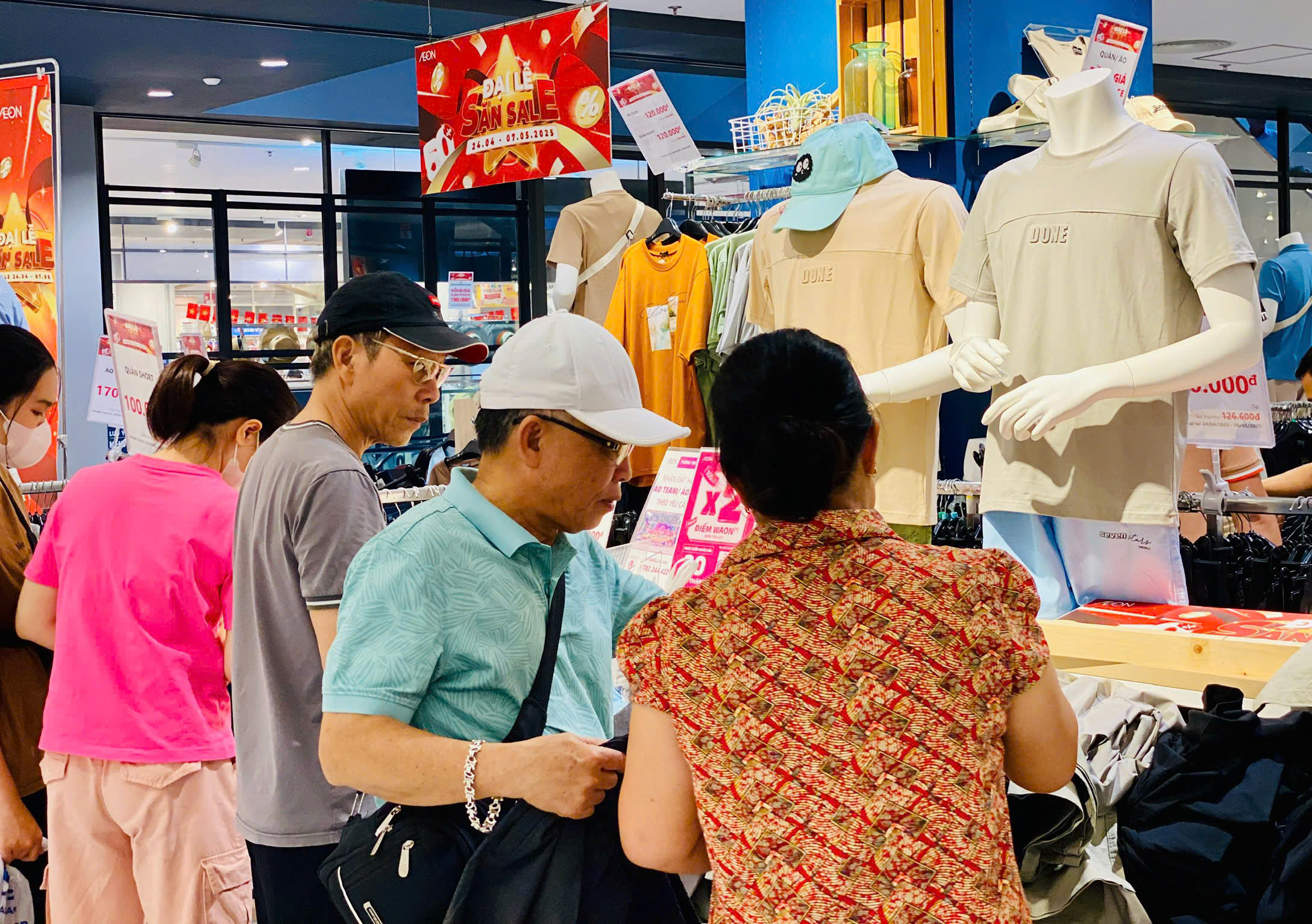 Trung tâm thương mại, khu vui chơi giải trí chật kín người dịp nghỉ lễ 30/4 – 1/5- Ảnh 16.