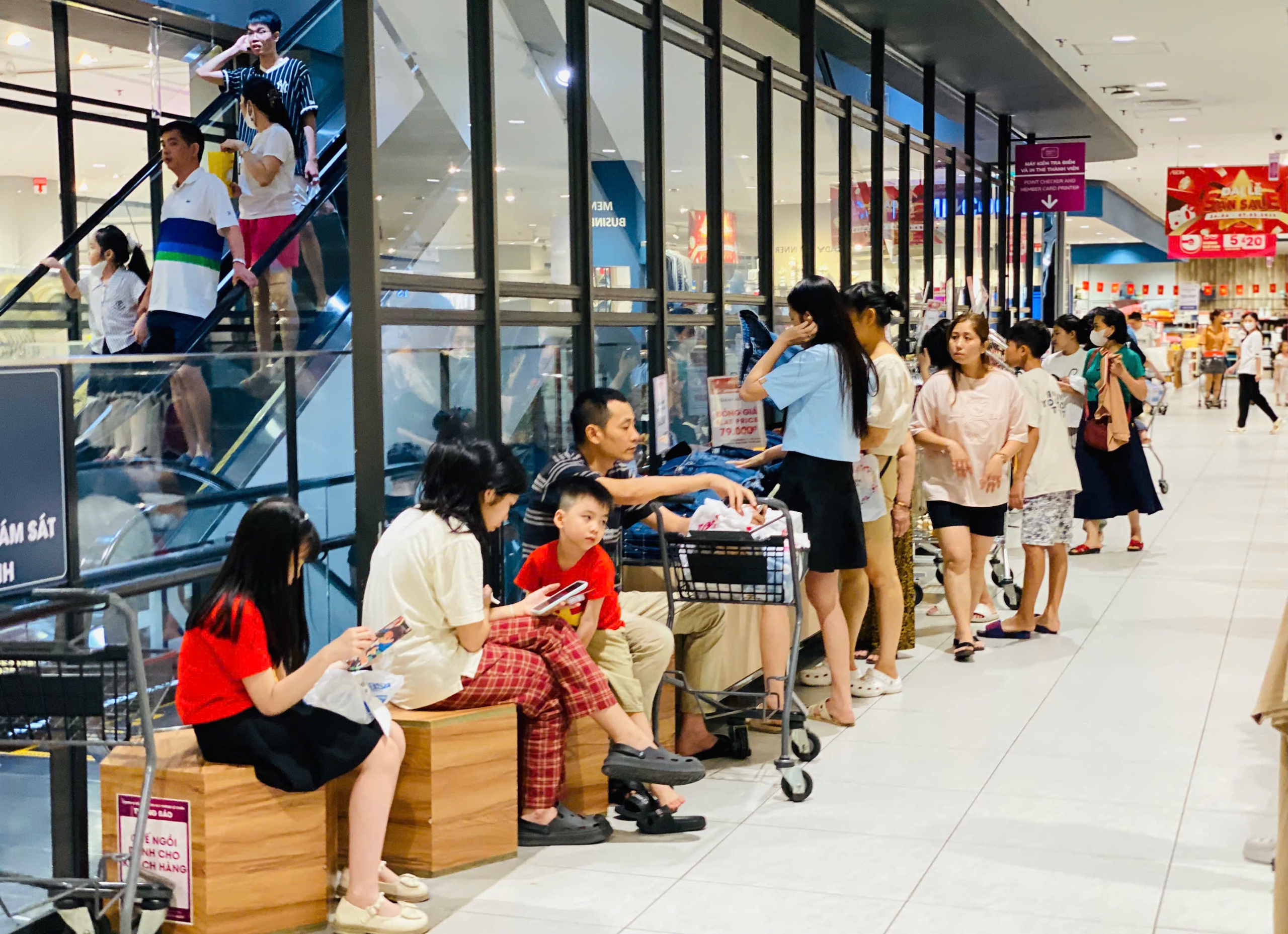 Trung tâm thương mại, khu vui chơi giải trí chật kín người dịp nghỉ lễ 30/4 – 1/5- Ảnh 28.