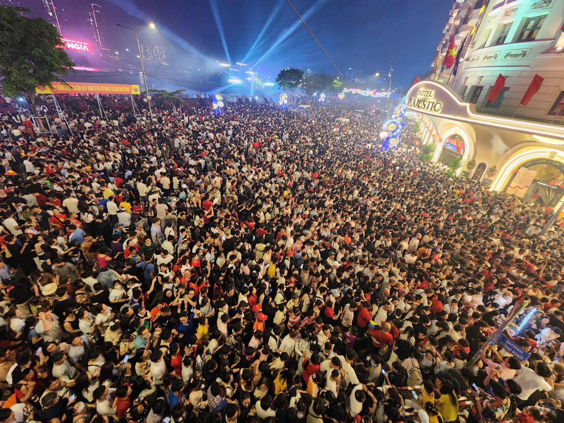 Màn pháo hoa lớn chưa từng có chiêu đãi người dân, du khách TPHCM - Ảnh 10. Màn pháo hoa lớn chưa từng có chiêu đãi người dân, du khách TPHCM - Ảnh 10.
