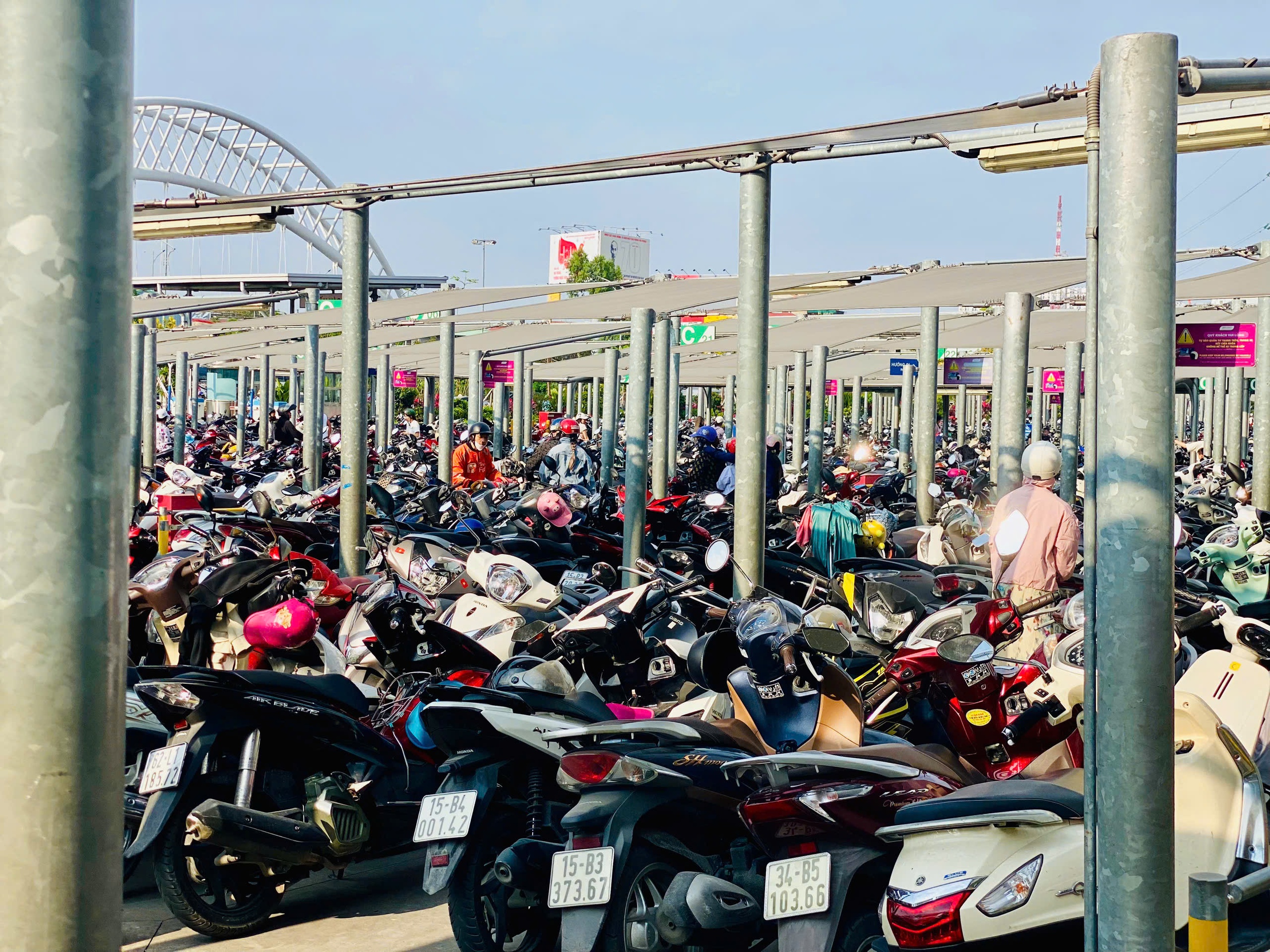 Trung tâm thương mại, khu vui chơi giải trí chật kín người dịp nghỉ lễ 30/4 – 1/5- Ảnh 30.