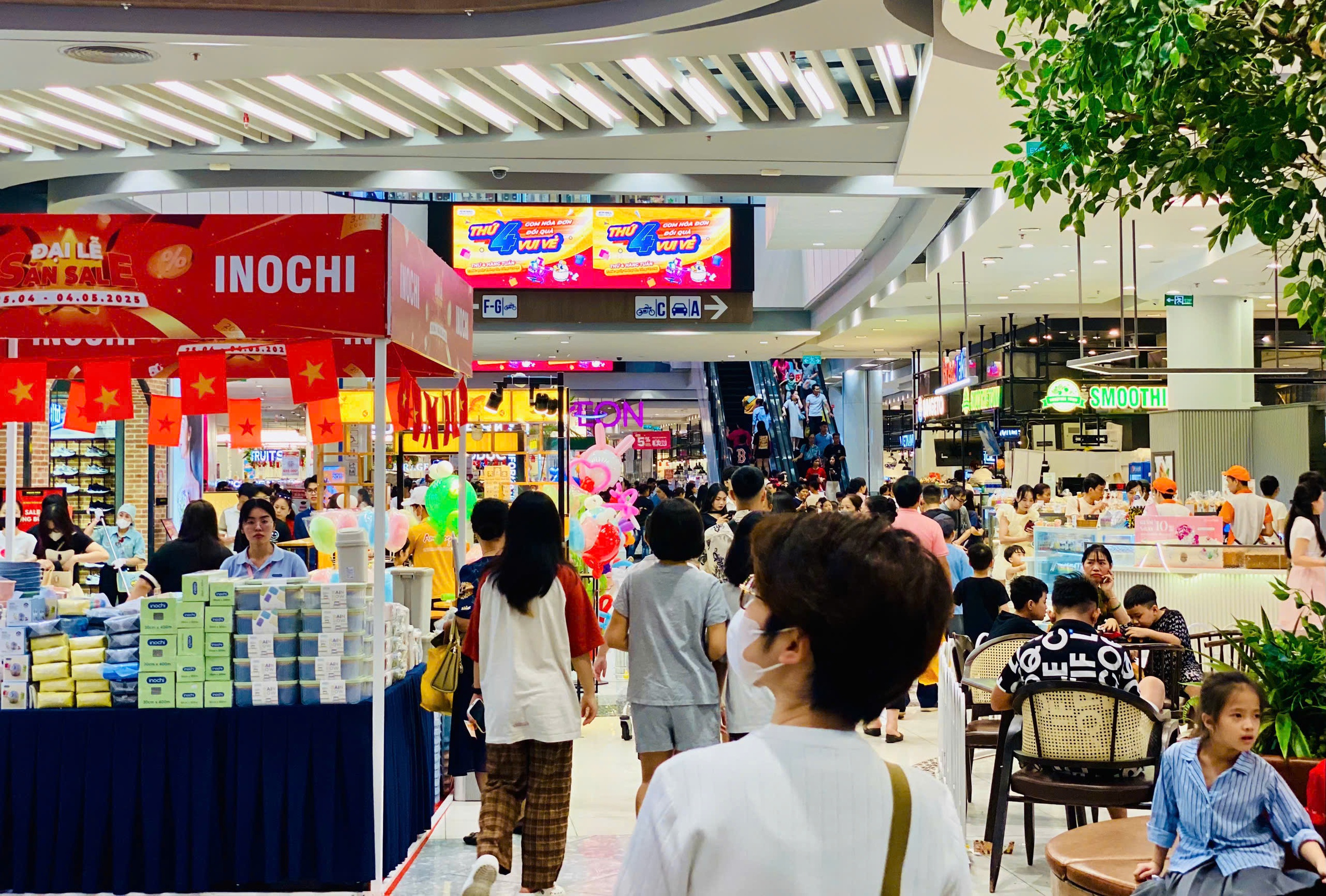 Trung tâm thương mại, khu vui chơi giải trí chật kín người dịp nghỉ lễ 30/4 – 1/5- Ảnh 4.