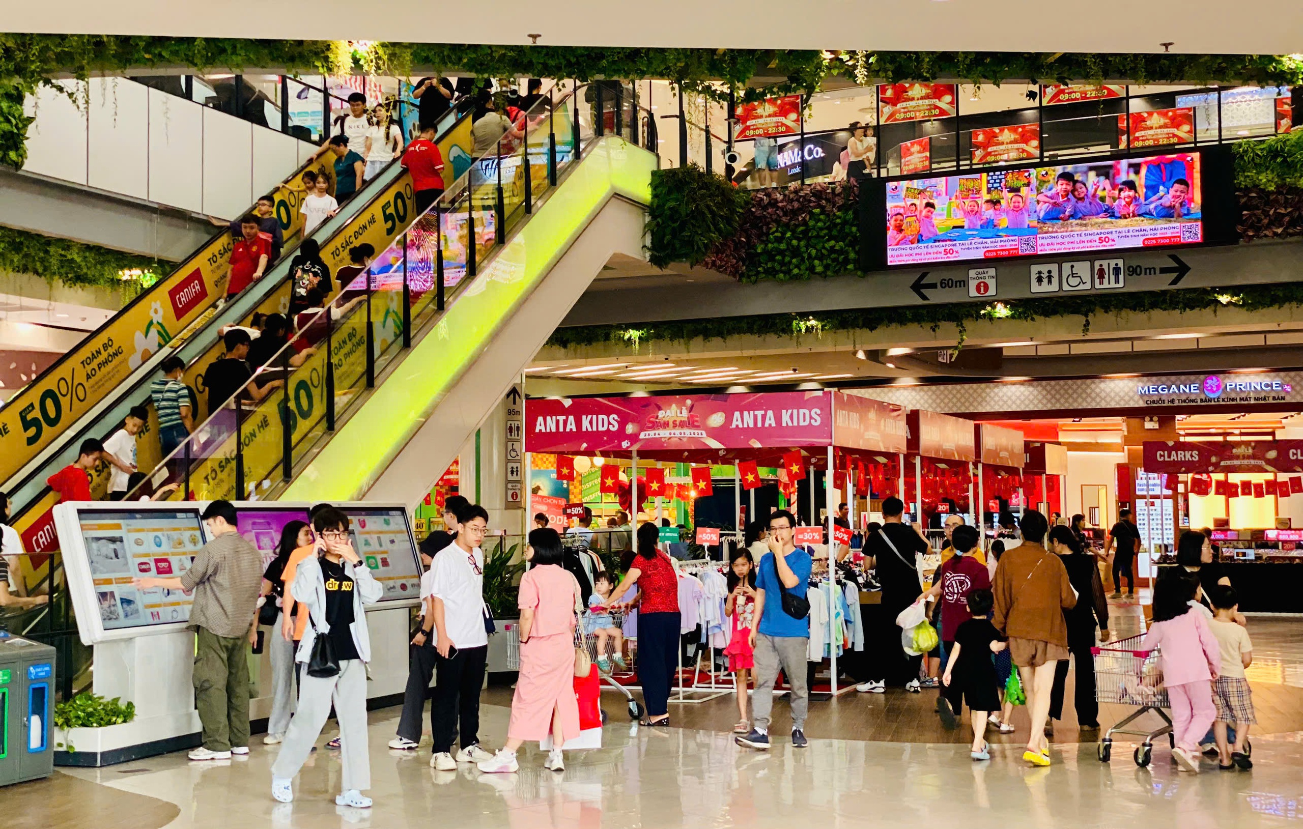 Trung tâm thương mại, khu vui chơi giải trí chật kín người dịp nghỉ lễ 30/4 – 1/5- Ảnh 3.
