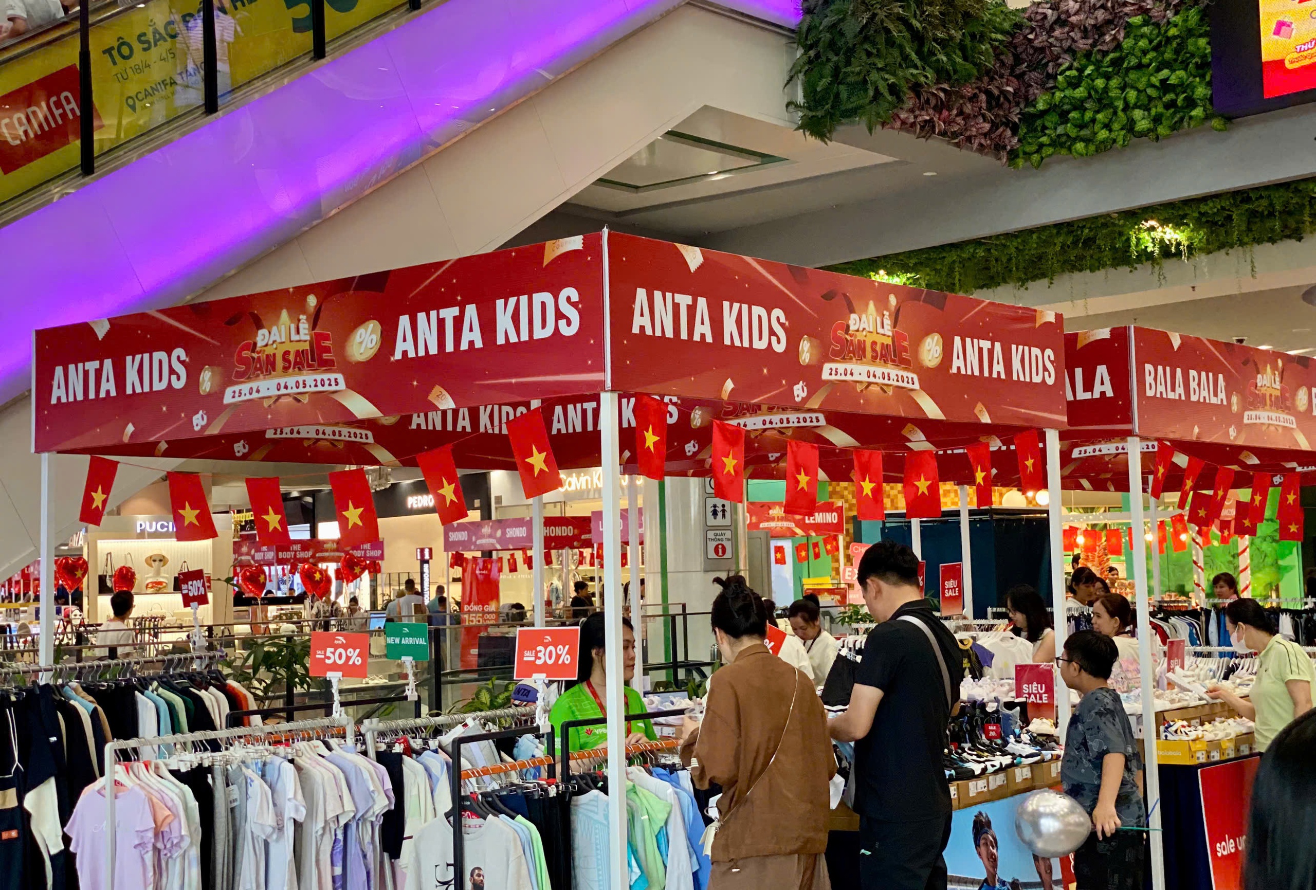 Trung tâm thương mại, khu vui chơi giải trí chật kín người dịp nghỉ lễ 30/4 – 1/5- Ảnh 9.