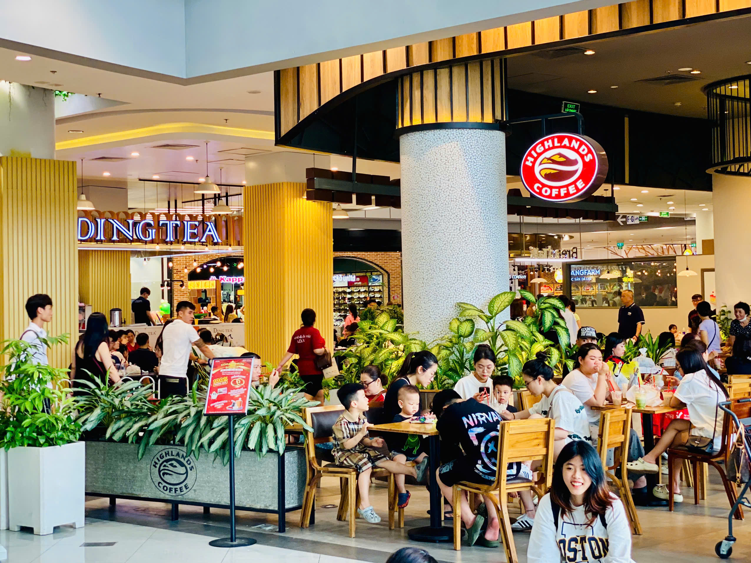 Trung tâm thương mại, khu vui chơi giải trí chật kín người dịp nghỉ lễ 30/4 – 1/5- Ảnh 7.