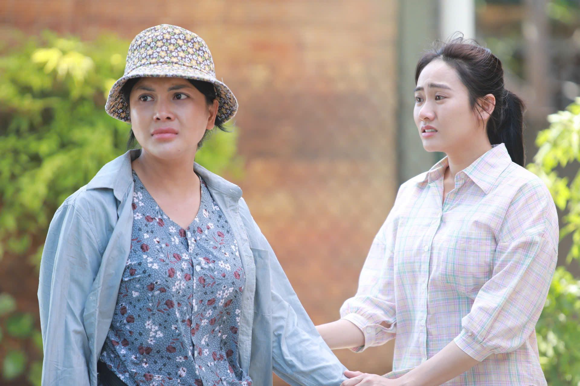 Lily Chen tự làm xấu mình trong phim 'Mẹ Biển' - Ảnh 1. Lily Chen tự làm xấu mình trong phim 'Mẹ Biển' - Ảnh 1.