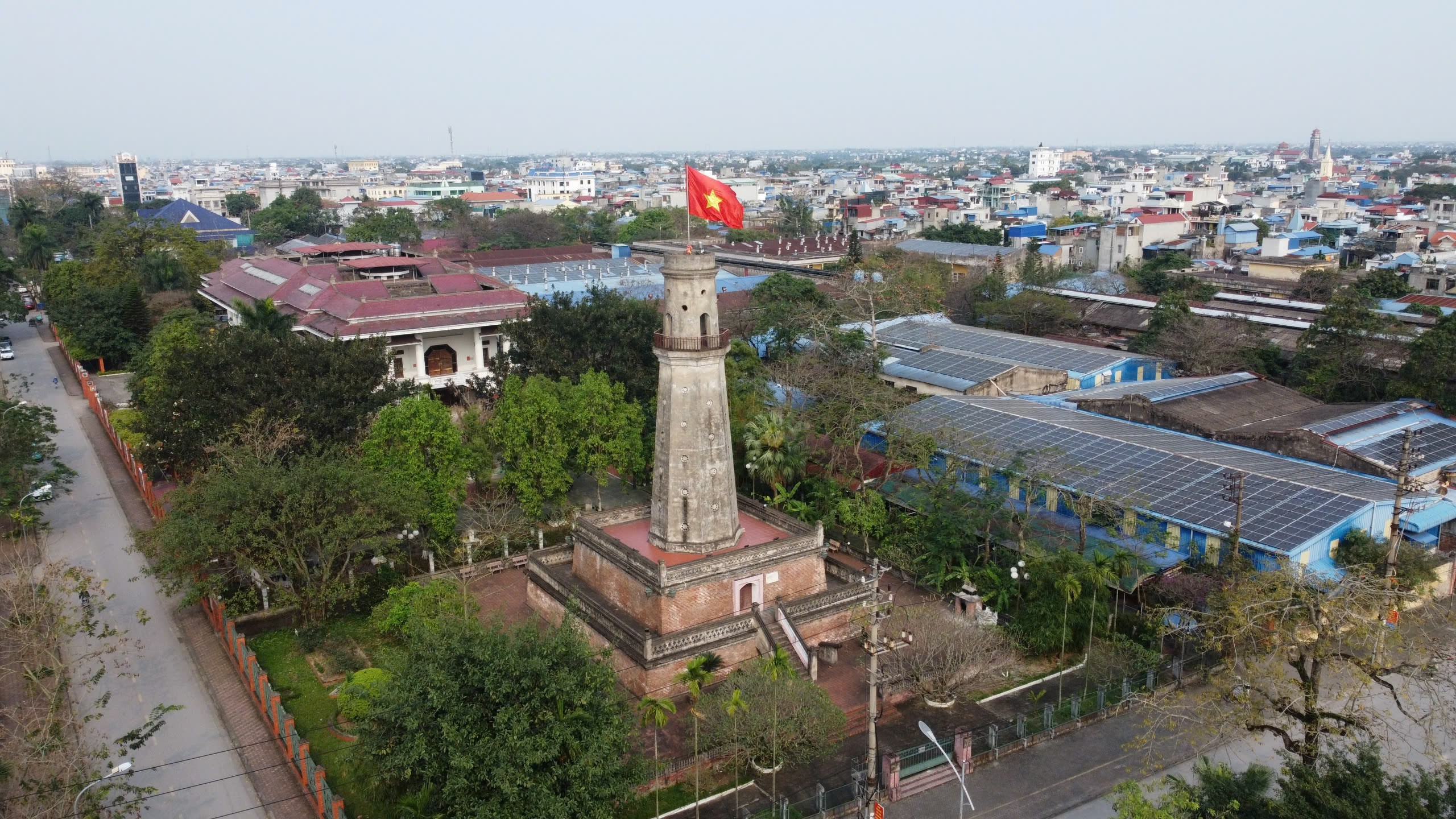 Cận cảnh cột cờ kỳ đài cổ xưa ở mảnh đất Nam Định - Ảnh 2.