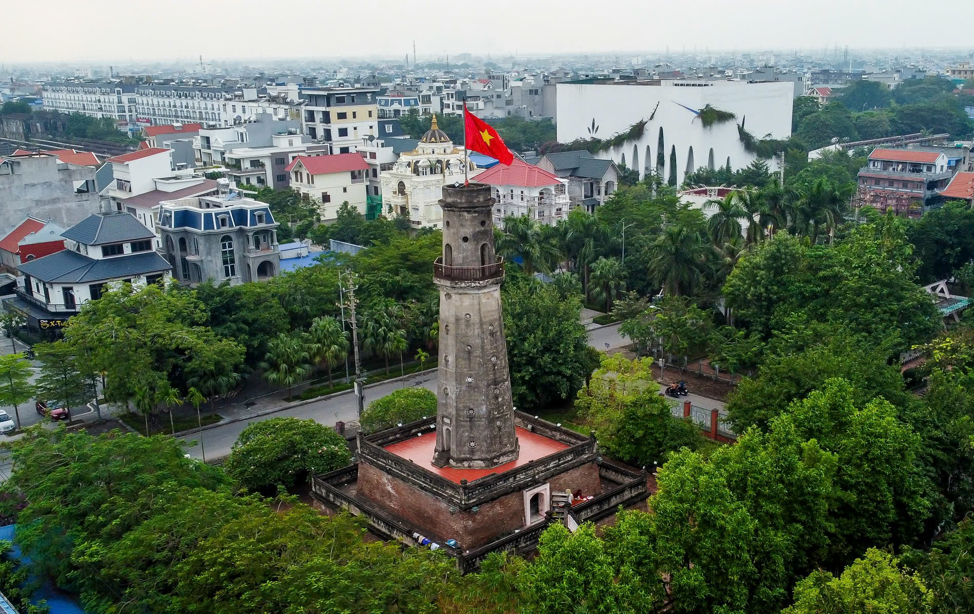 Cận cảnh cột cờ kỳ đài cổ xưa ở mảnh đất Nam Định - Ảnh 1.