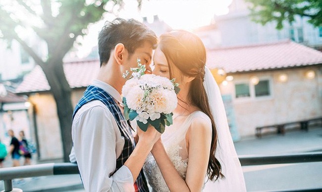 Đám cưới, trên mặt cô dâu không có nổi một nụ cười vì một hành vi đáng xấu hổ của bố mẹ chồng- Ảnh 2.