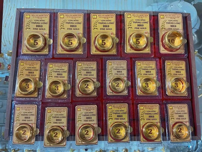 Giá vàng hôm nay 8/4: Vàng nhẫn Bảo Tín Minh Châu, Doji lao dốc, mất mốc 100 triệu đồng/lượng - Ảnh 2.