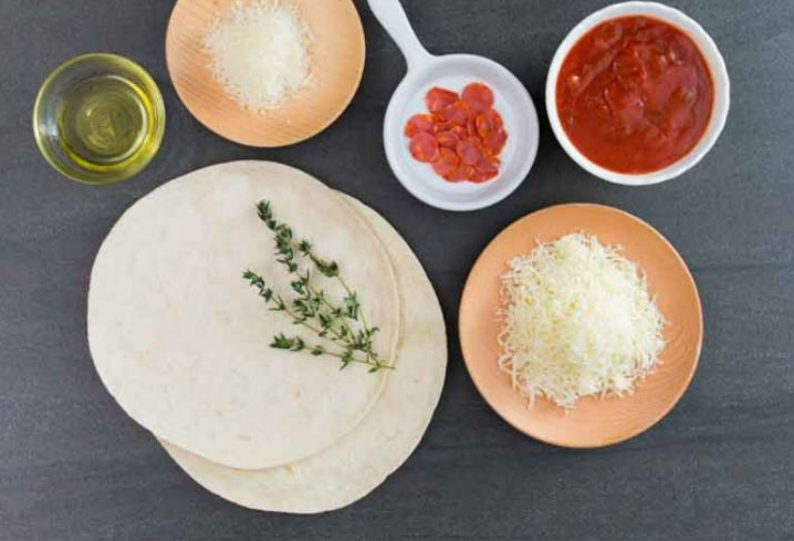 Bí quyết làm pizza xúc xích phô mai ngon như nhà hàng - Ảnh 3.
