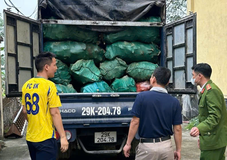 Sự thật kinh hãi trong thùng xe tải bốc mùi hôi thối- Ảnh 1.