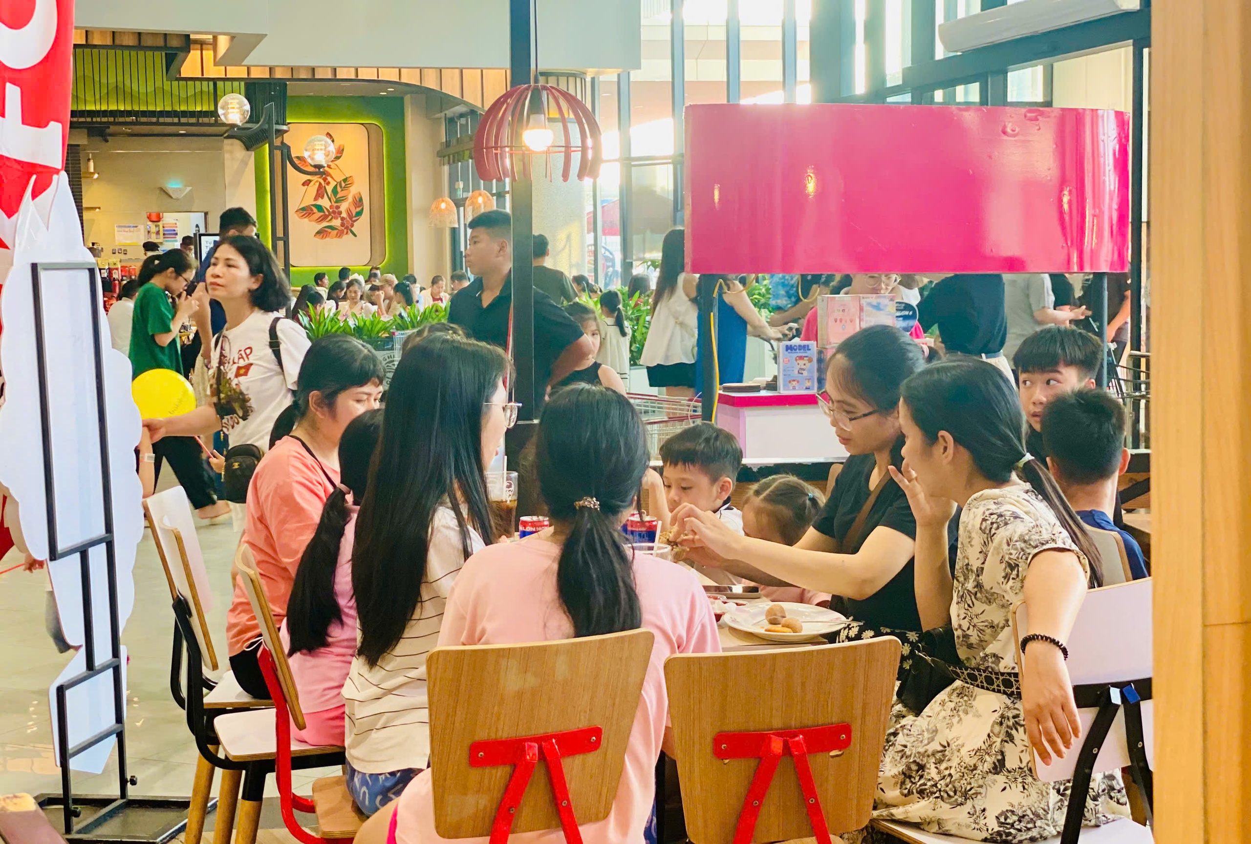 Hàng ăn, quán nước chật kín khách dịp nghỉ lễ 30/4 - 1/5- Ảnh 17.