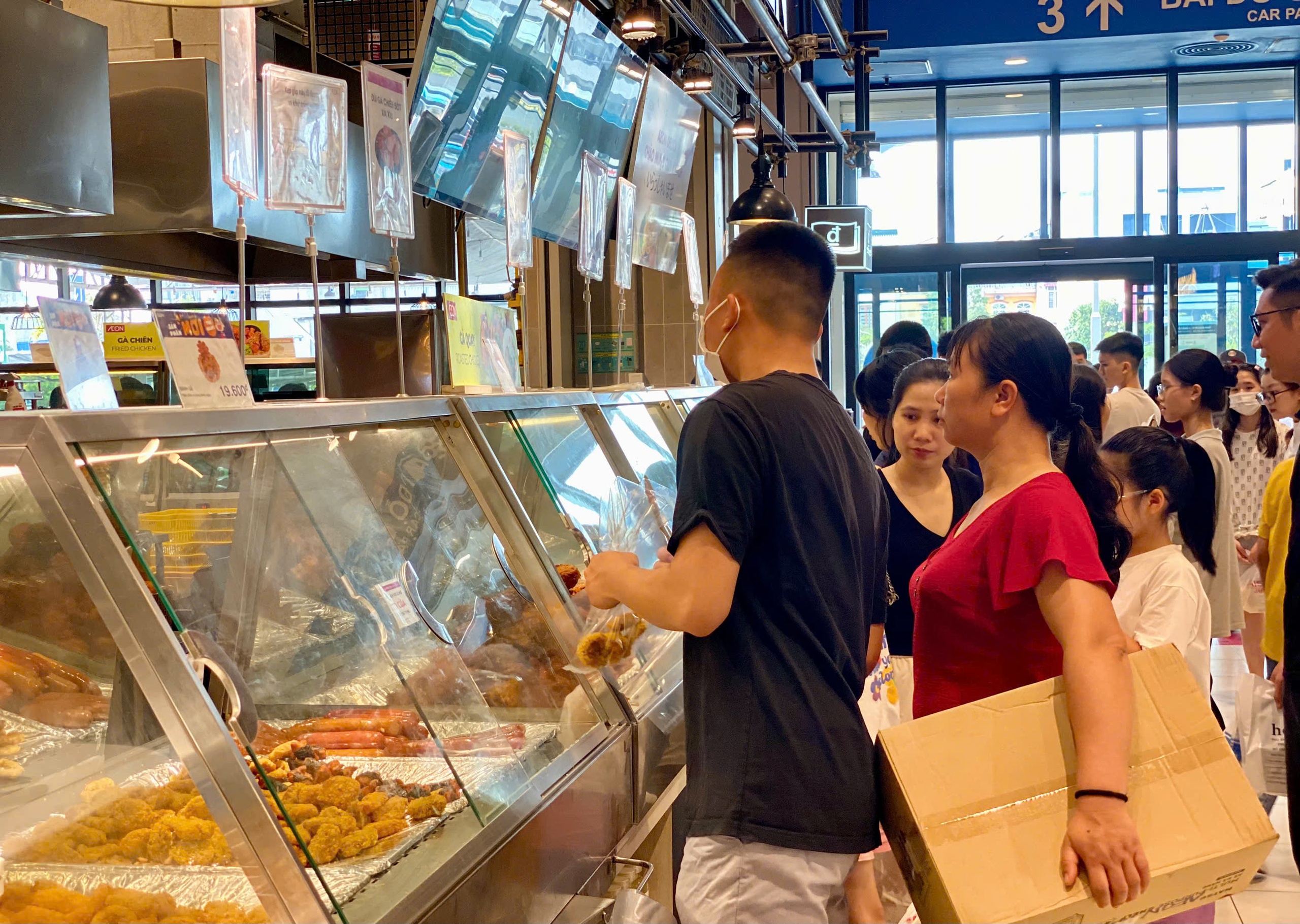 Hàng ăn, quán nước chật kín khách dịp nghỉ lễ 30/4 - 1/5- Ảnh 4.